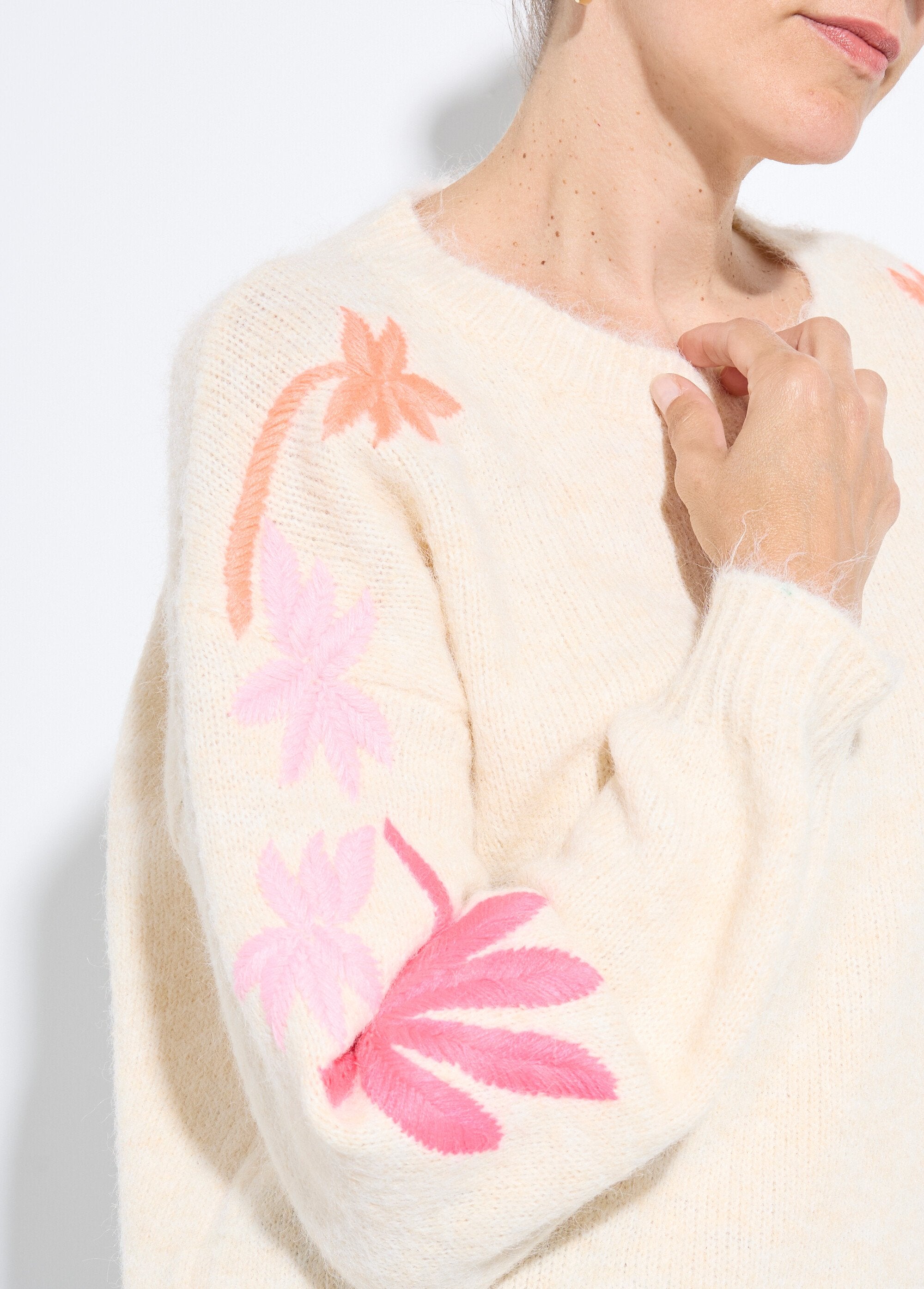 Maglione_di_lana_calda_con_ricamo_di_palme_fluorescenti_Ecru_DE1_slim