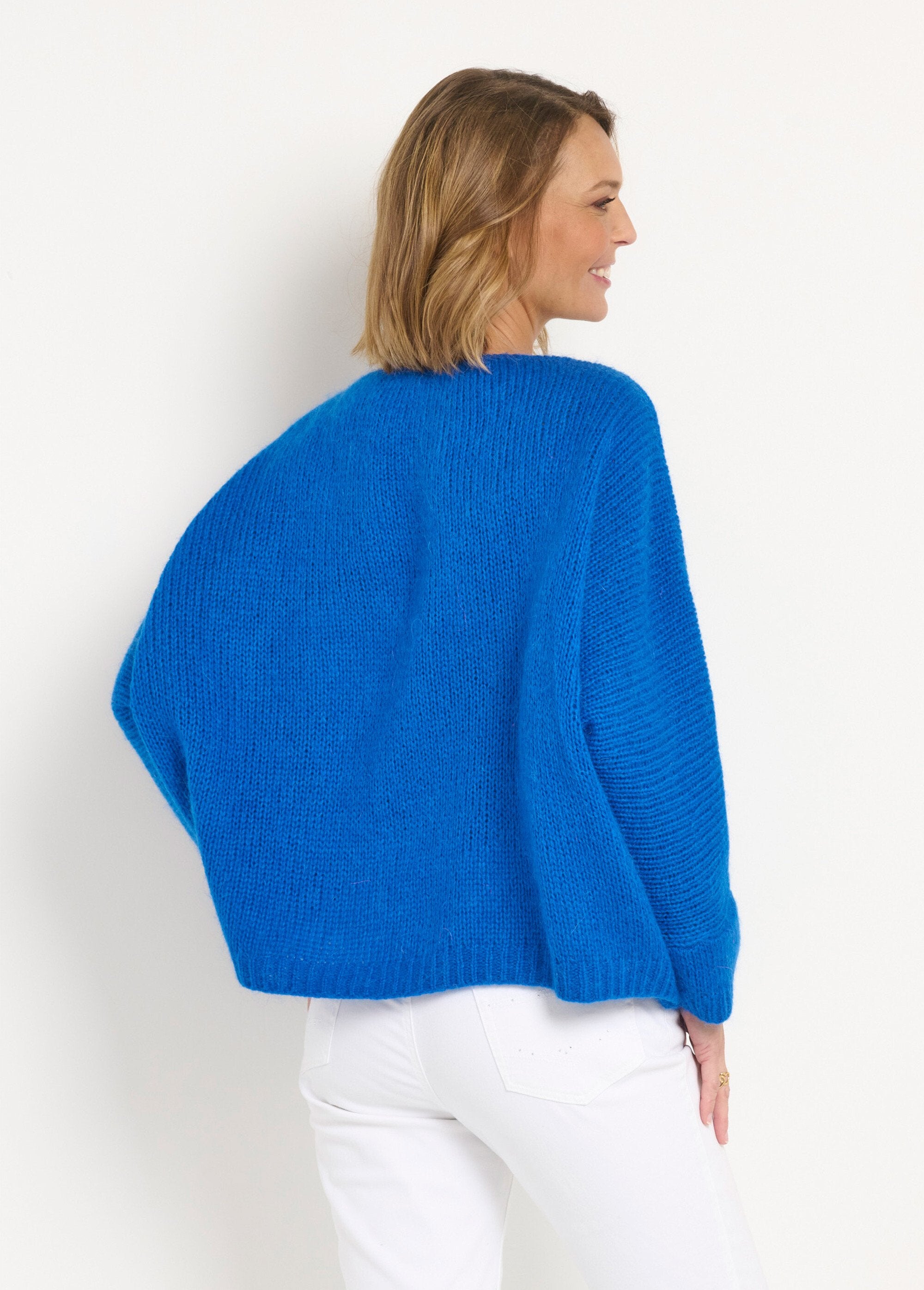 Maglione_in_lana_e_mohair_con_scollo_a_V_e_giromanica_sceso_Bleu_electrique_DO1_slim