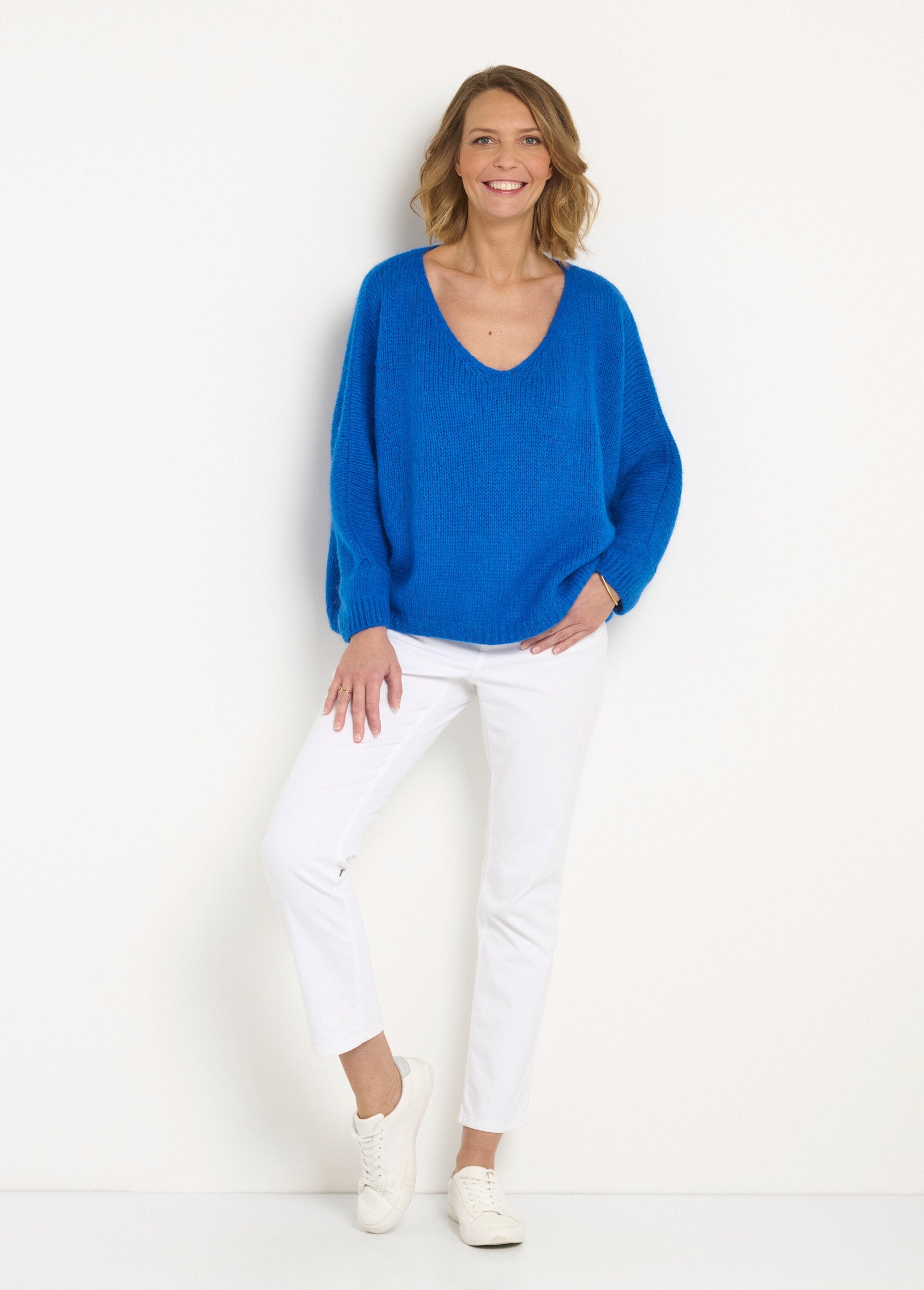 Maglione_in_lana_e_mohair_con_scollo_a_V_e_giromanica_sceso_Bleu_electrique_SF1_slim