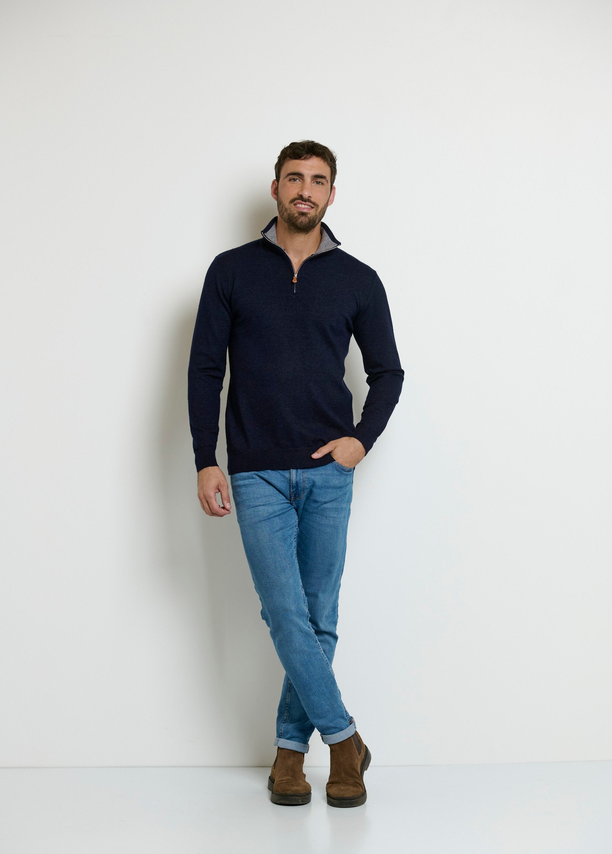 Maglia_con_scollo_a_camion_e_dettagli_a_contrasto_Marine_vintage__SF1_slim