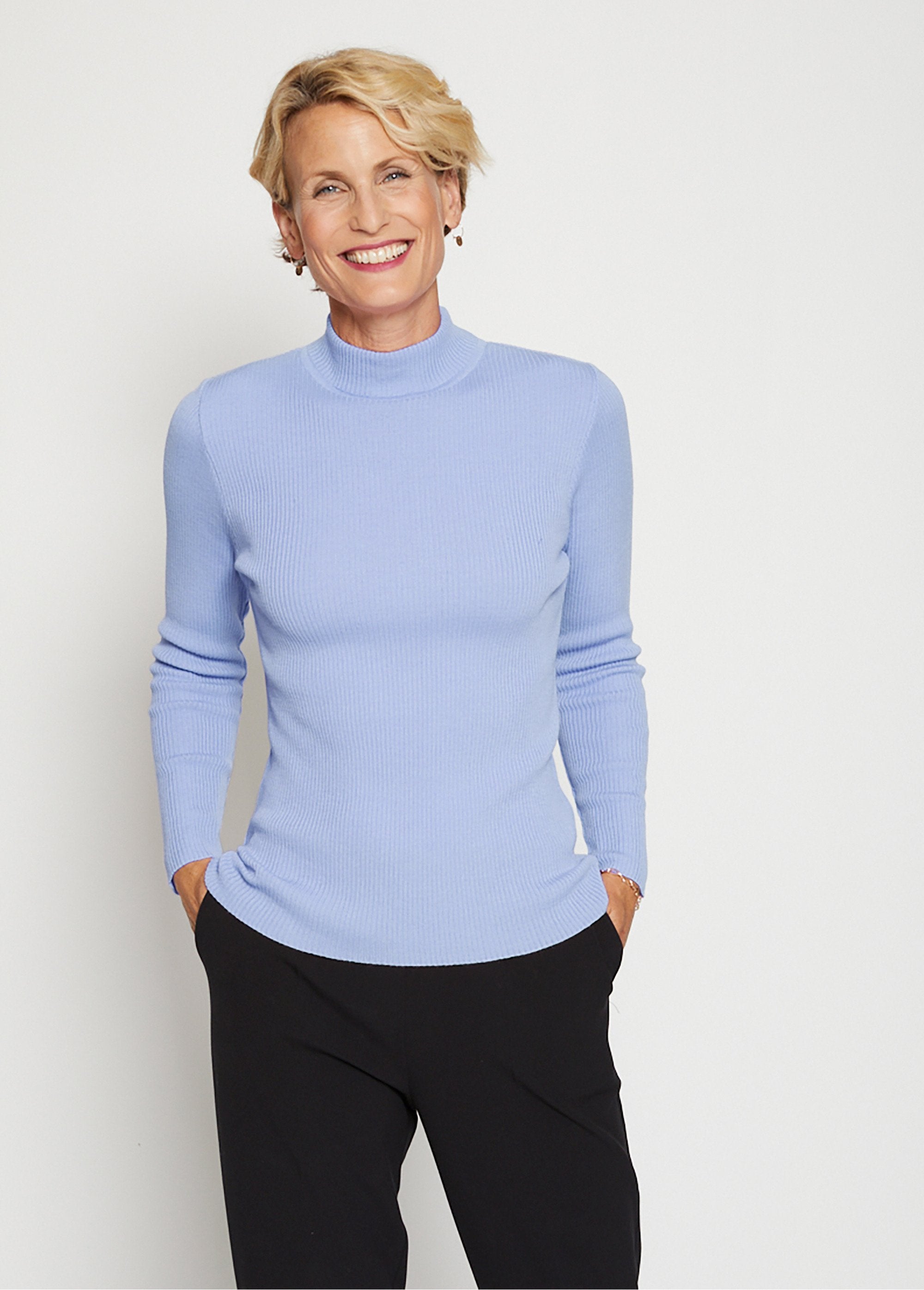 Maglia_a_collo_alto_in_lana_merino_BLU_FA1_slim