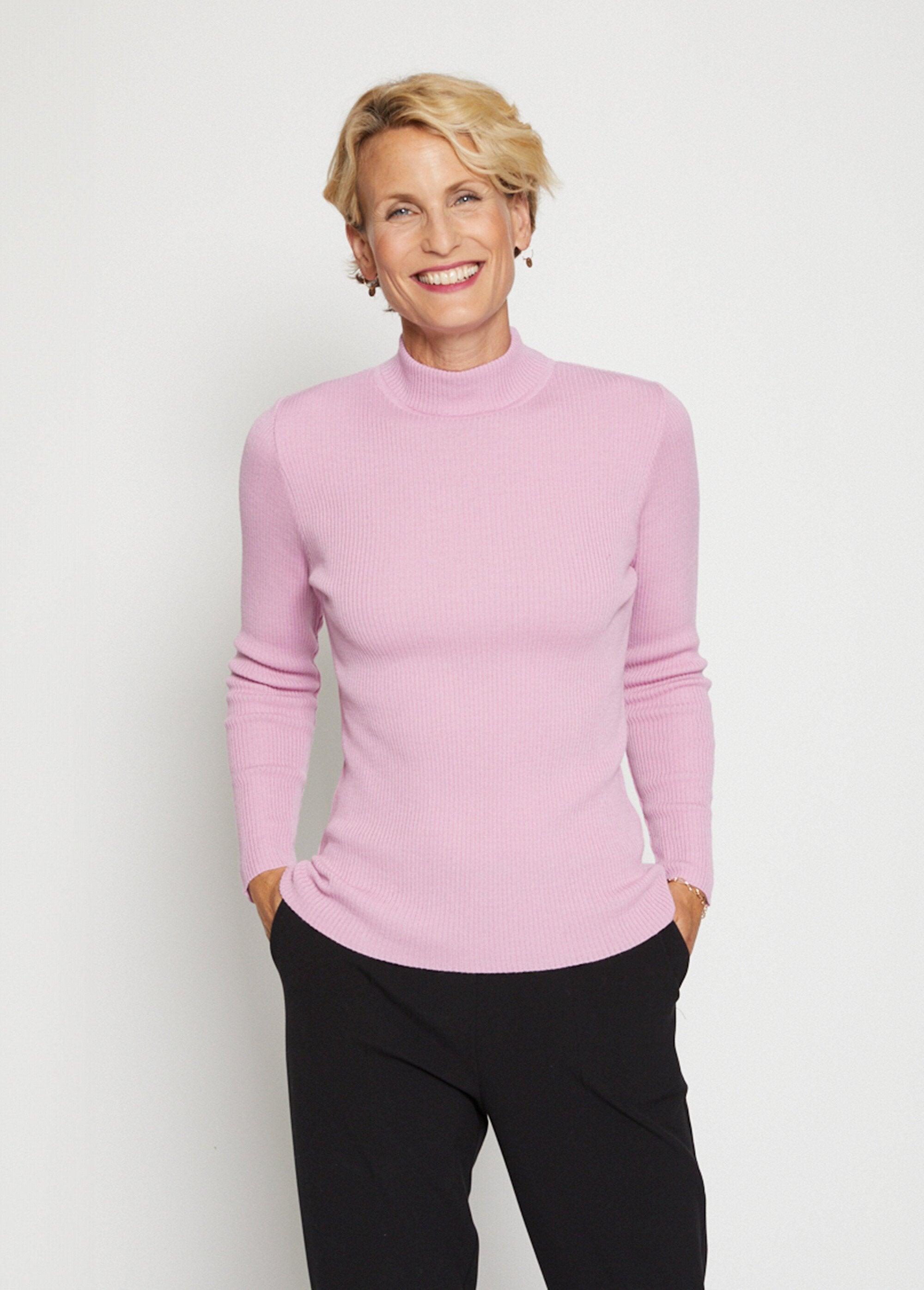 Maglia_a_collo_alto_in_lana_merino_Rosa_cipria_FA1_slim