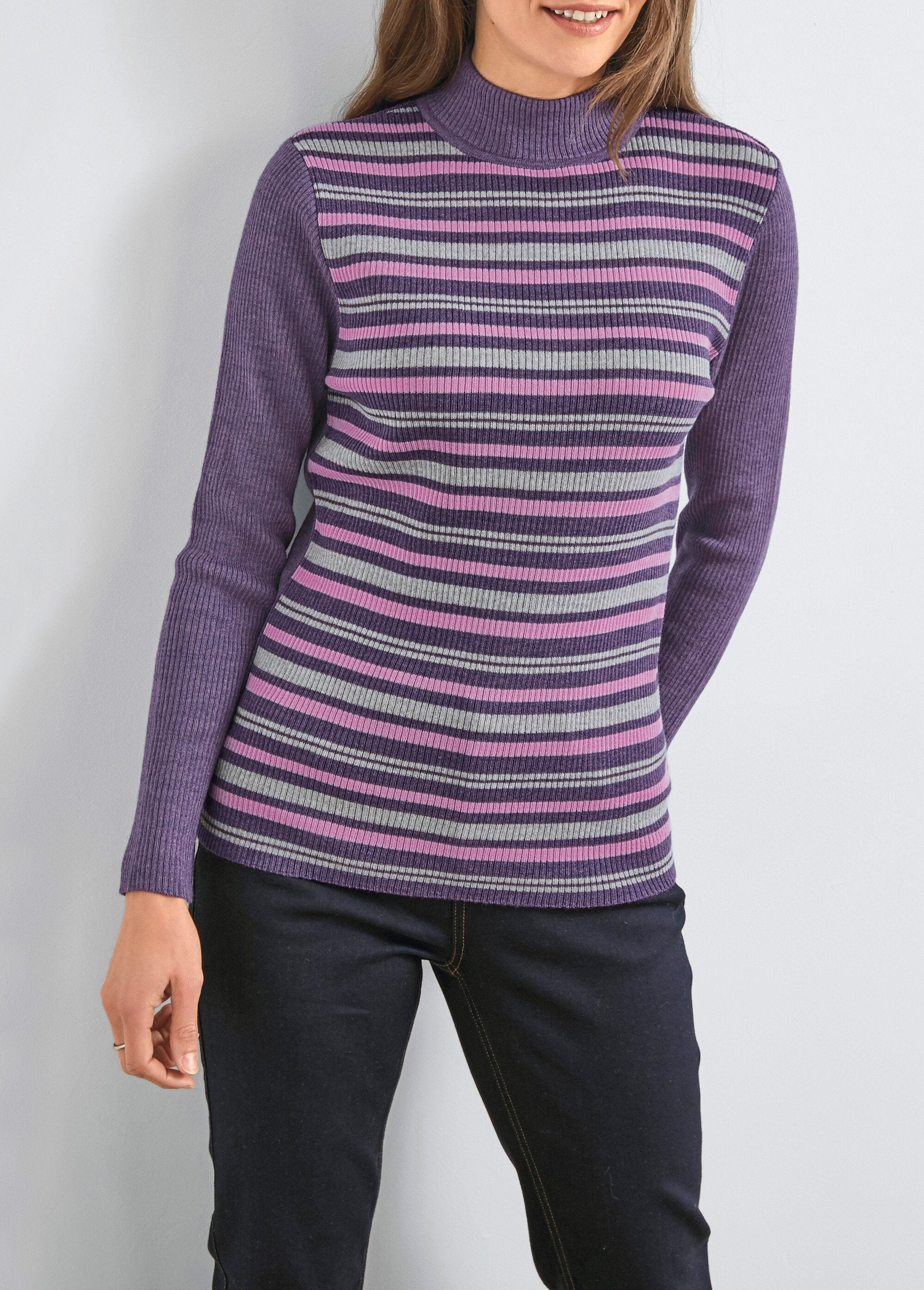 Maglia_a_collo_alto_in_lana_merino_Righe_prugna_e_rosa_FA1_slim