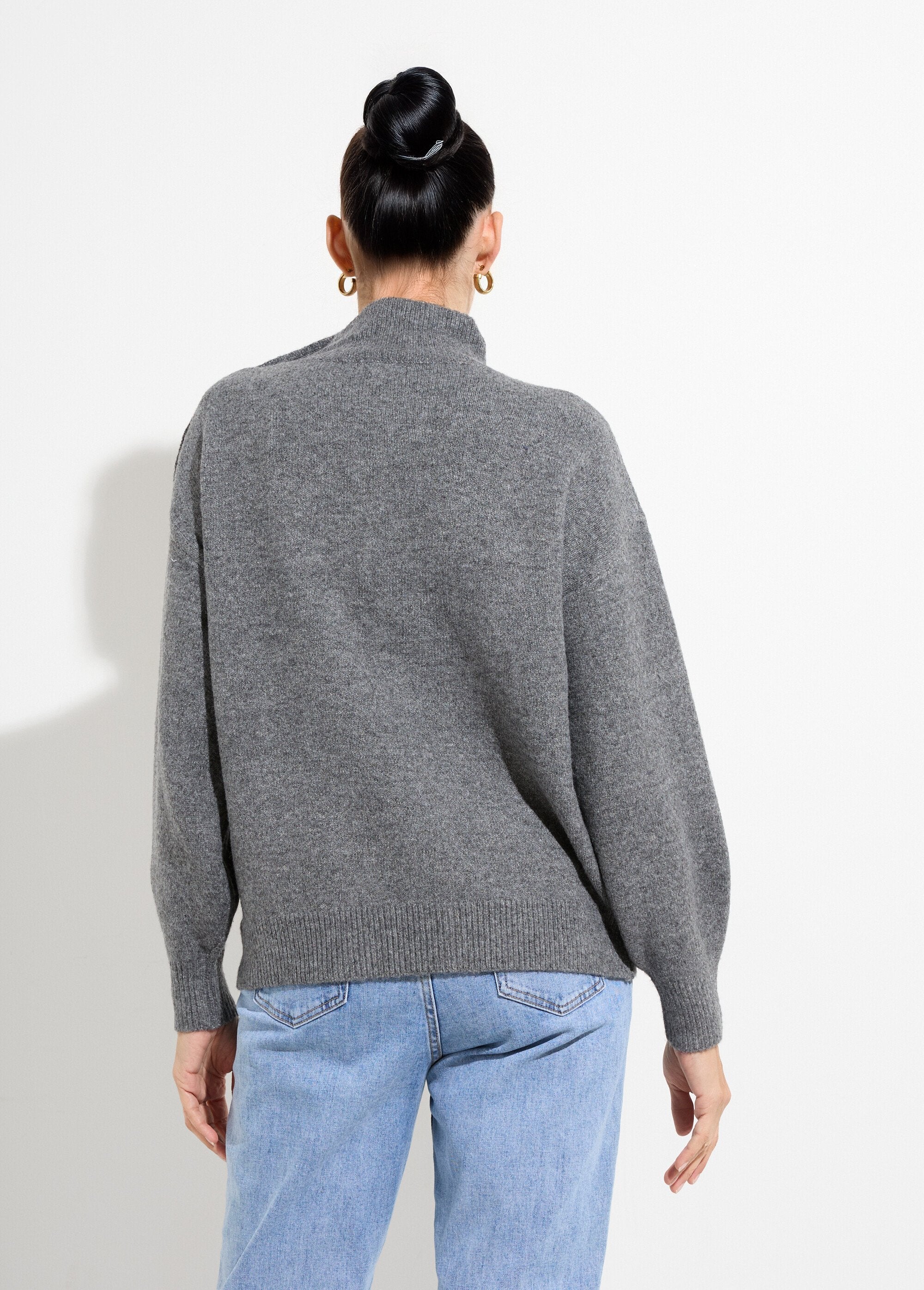 Maglia_a_collo_alto_con_bottoni_gioiello_in_metallo_Gris_DO1_slim