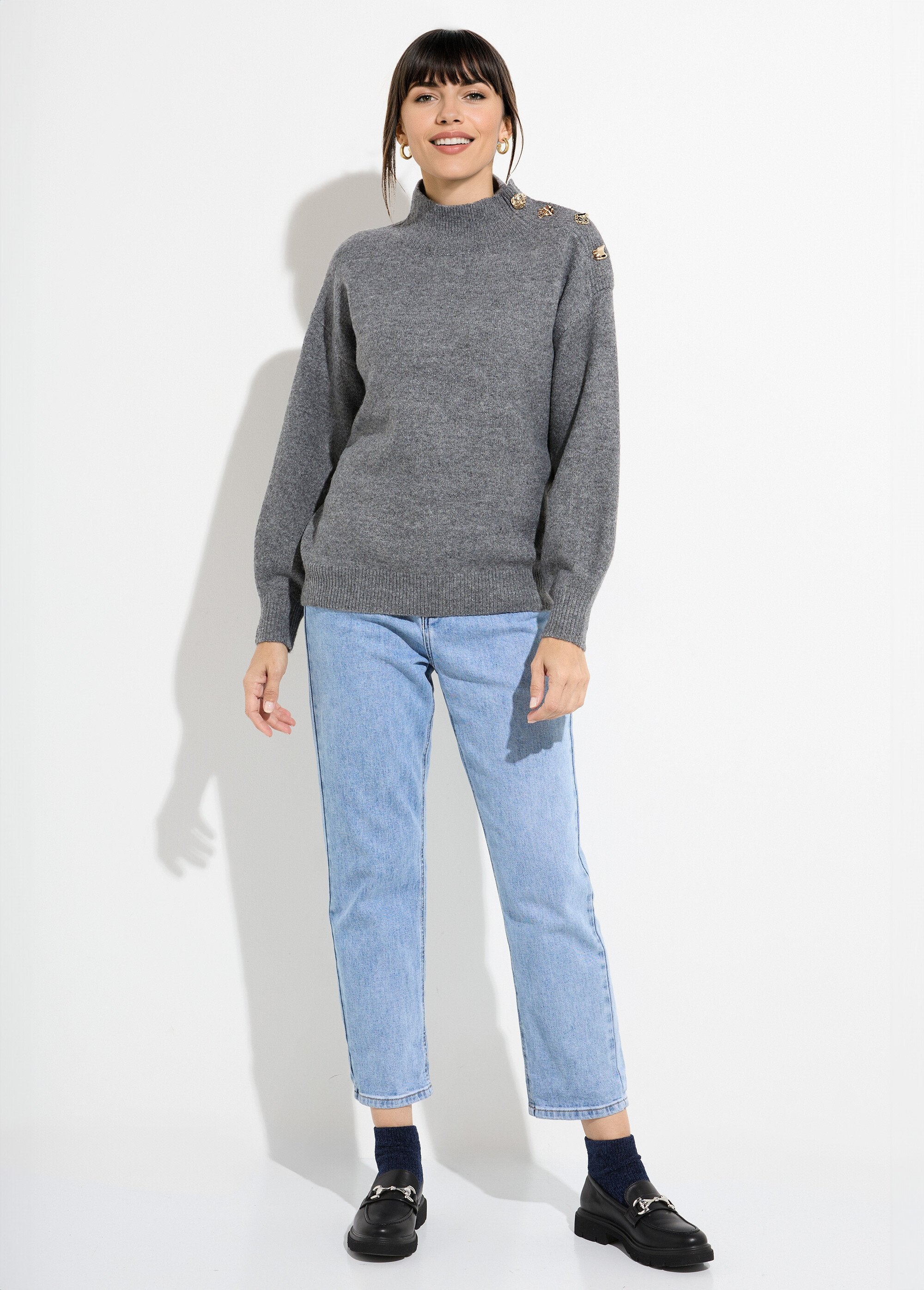 Maglia_a_collo_alto_con_bottoni_gioiello_in_metallo_Gris_SF1_slim