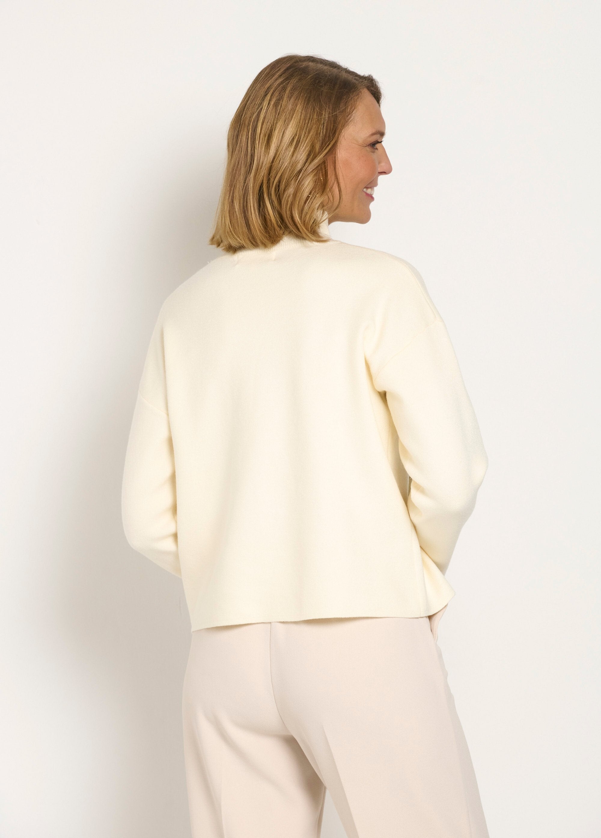 Maglia_a_collo_alto_con_ricami_floreali_e_paillettes_Beige_DO1_slim