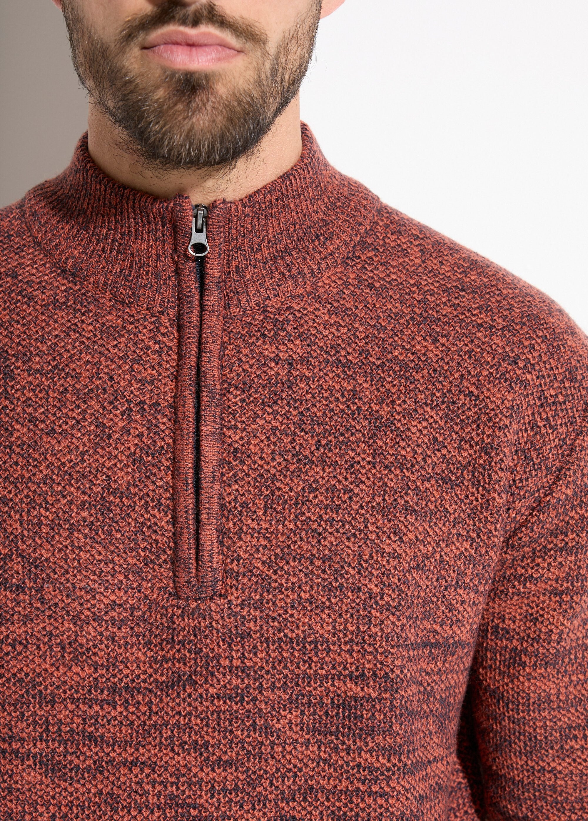 Maglione_con_zip_a_collo_alto_in_lana_screziata_Brique_DE1_slim