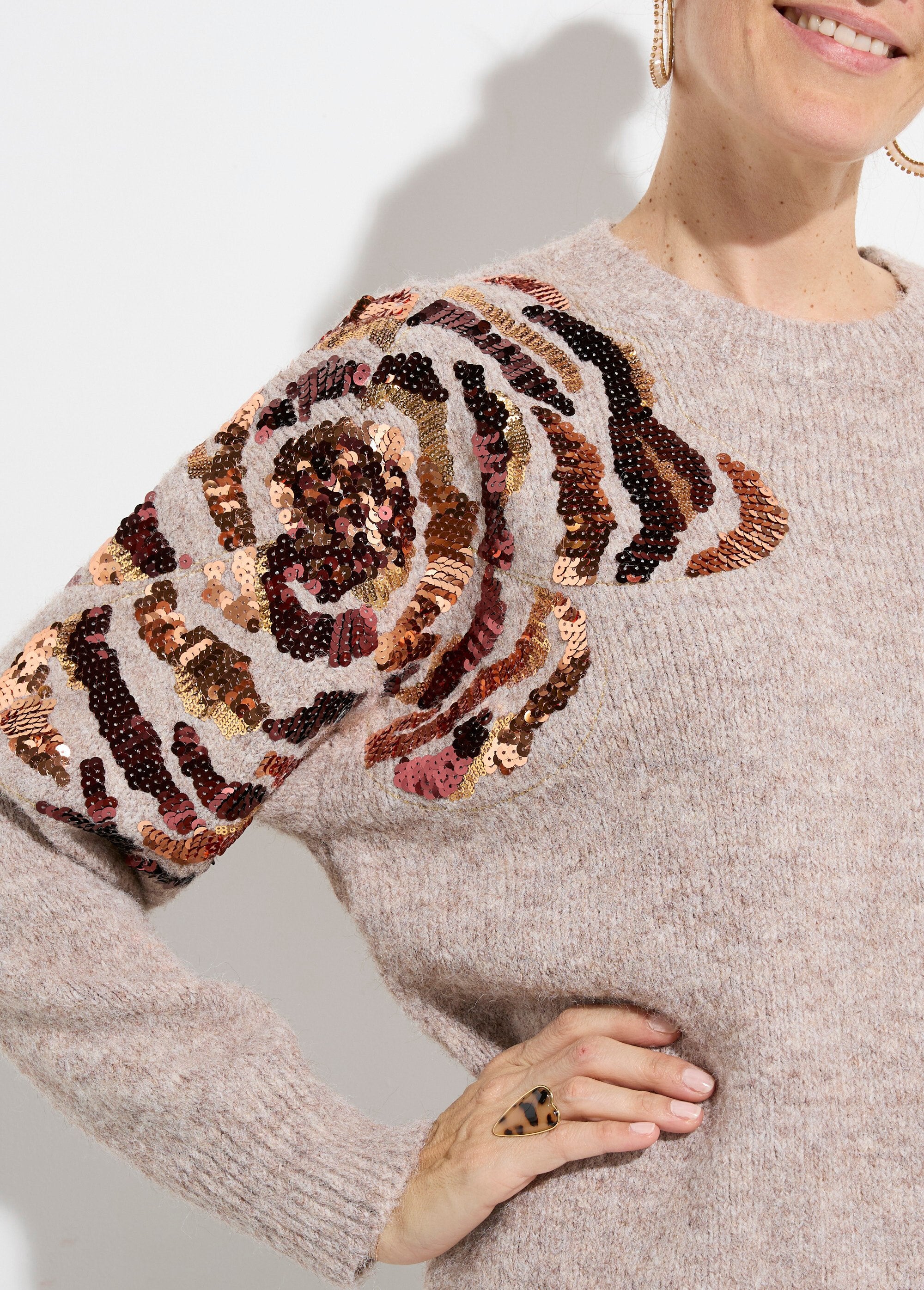 Maglia_con_scollo_rotondo,_animazione_floreale_con_paillettes_Beige_DE1_slim