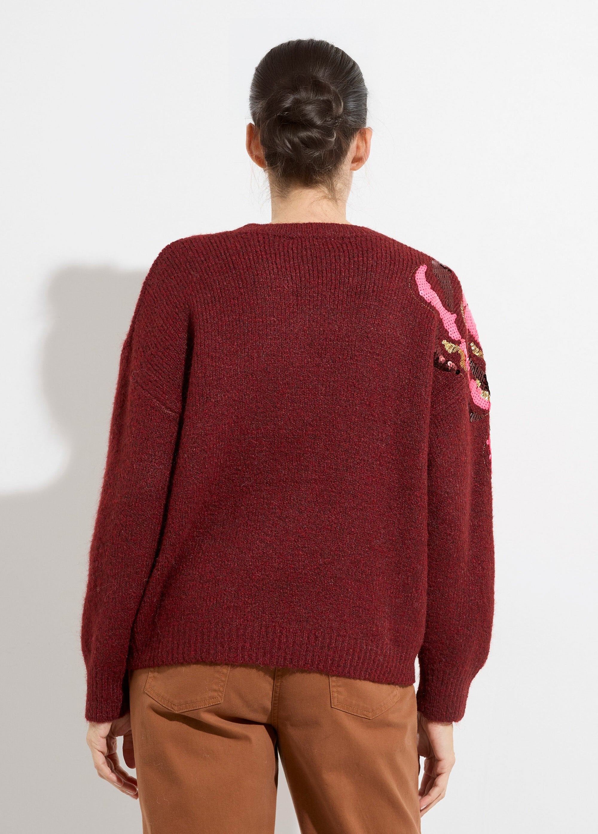 Maglia_con_scollo_rotondo,_animazione_floreale_con_paillettes_Bordeaux__DO1_slim