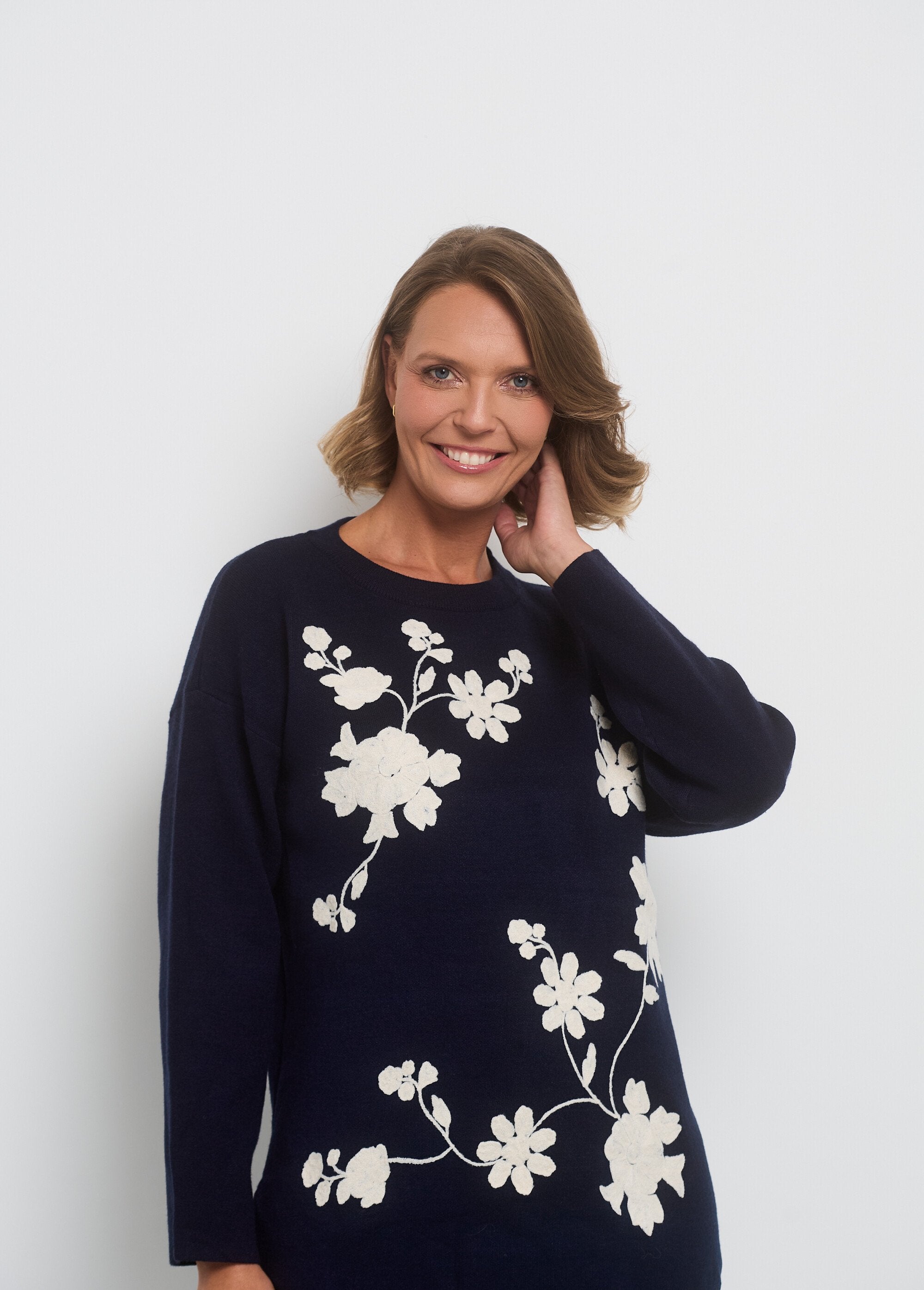 Maglia_con_scollo_rotondo_e_applicazioni_floreali_Marine_DE1_slim