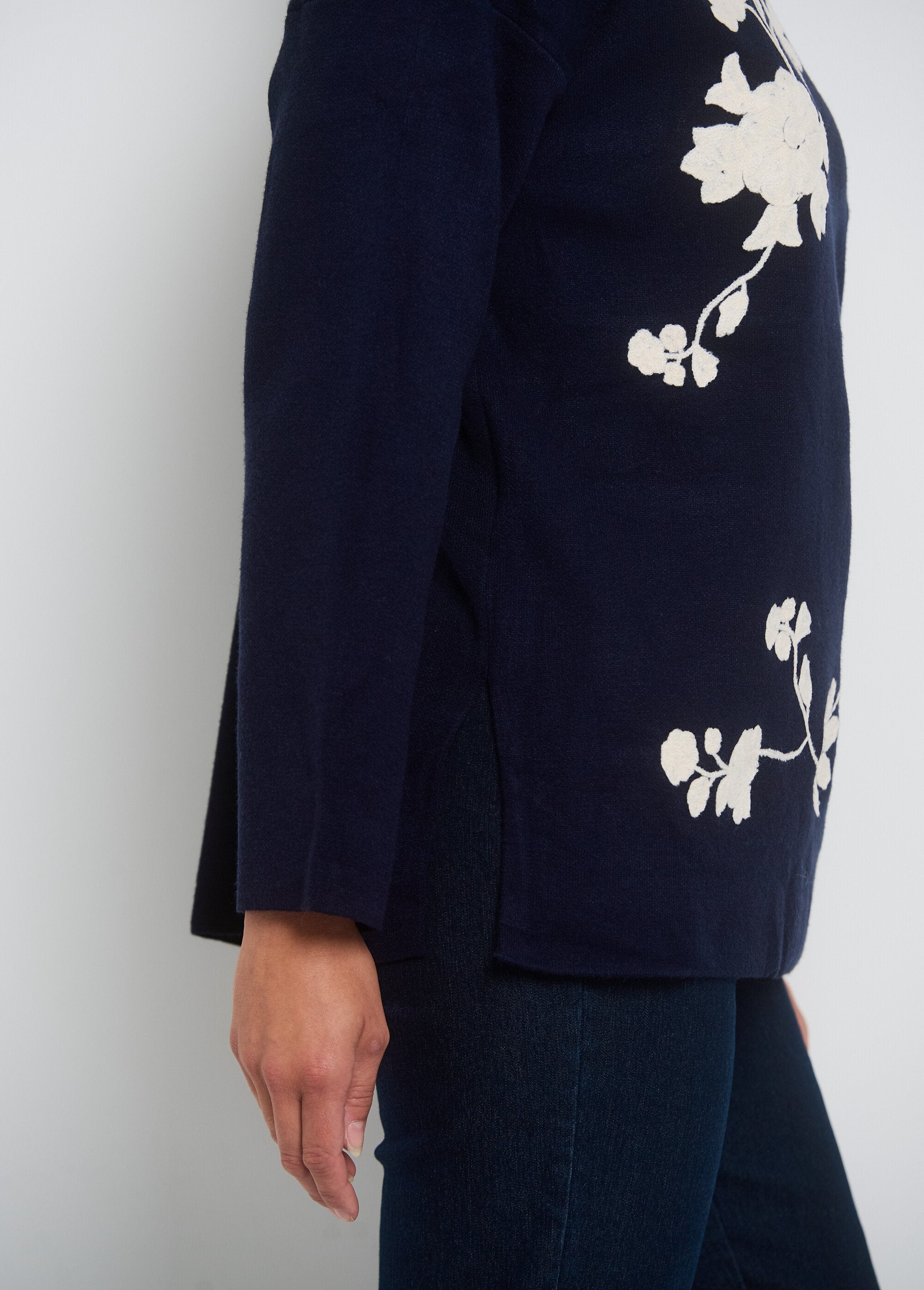 Maglia_con_scollo_rotondo_e_applicazioni_floreali_Marine_DR1_slim