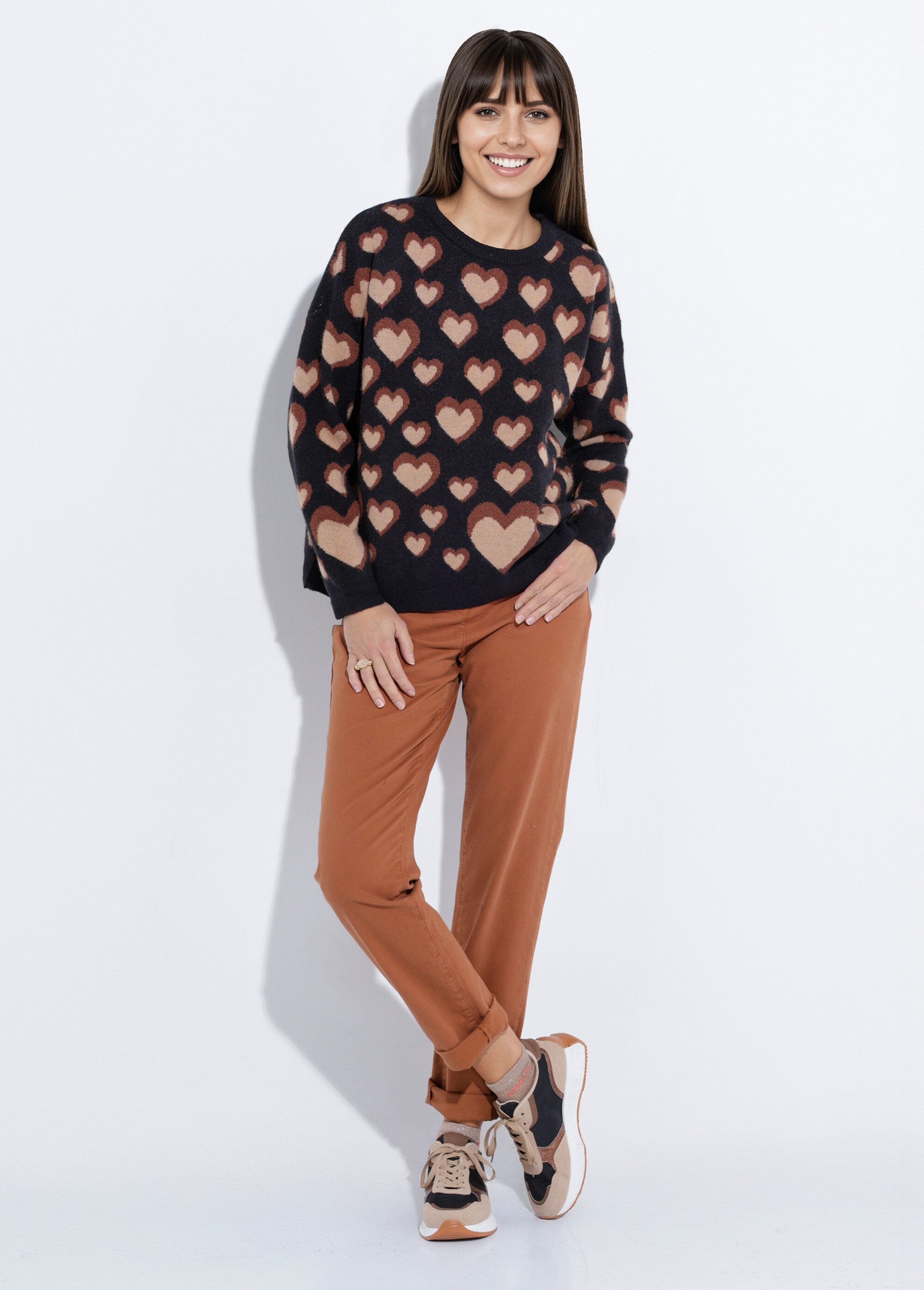 Maglione_di_lana_a_collo_rotondo_con_cuori_Noir_et_camel_SF1_slim