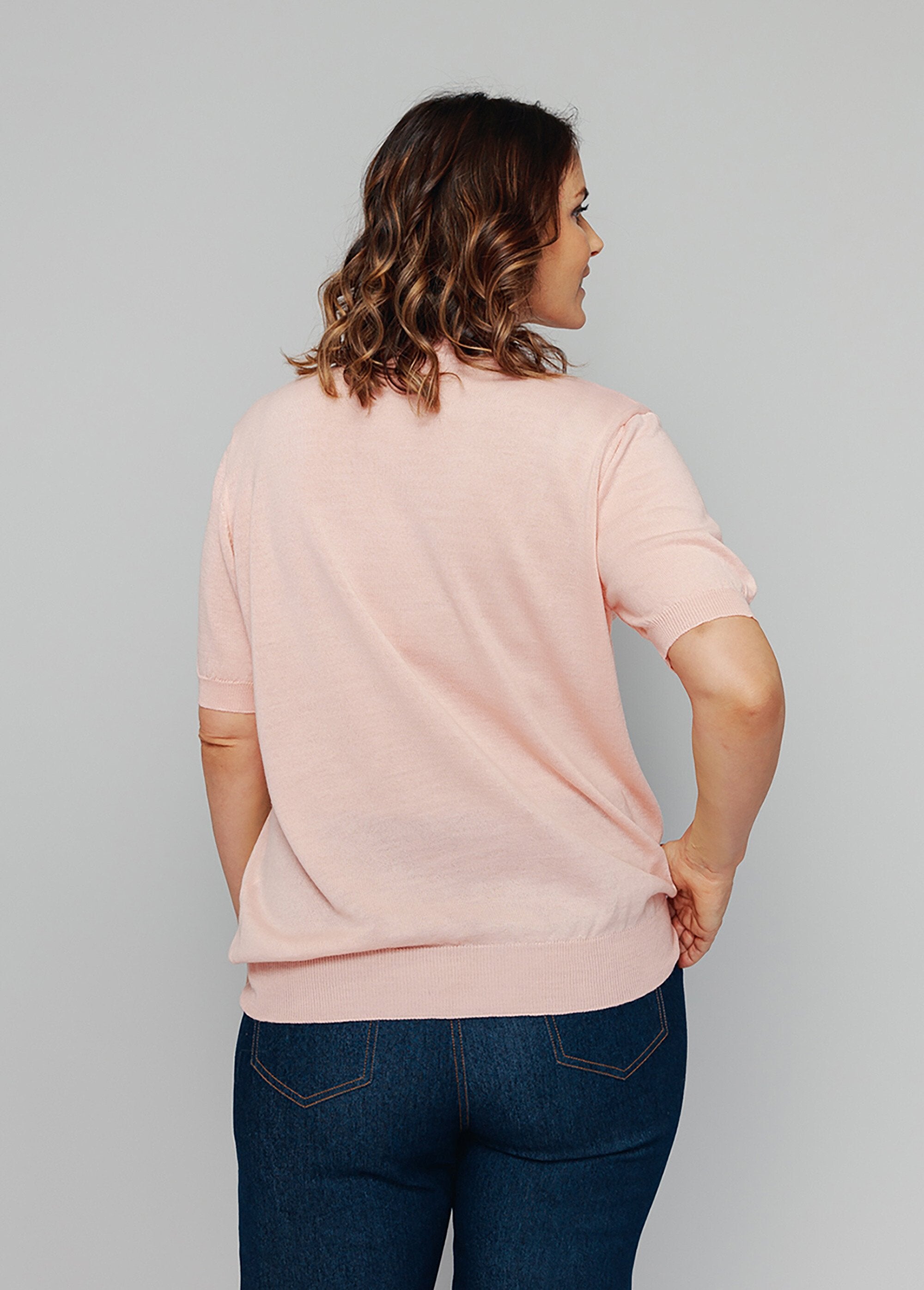 Maglia_a_maniche_corte_in_lana_merino_Rosa_il_DO1_curvy