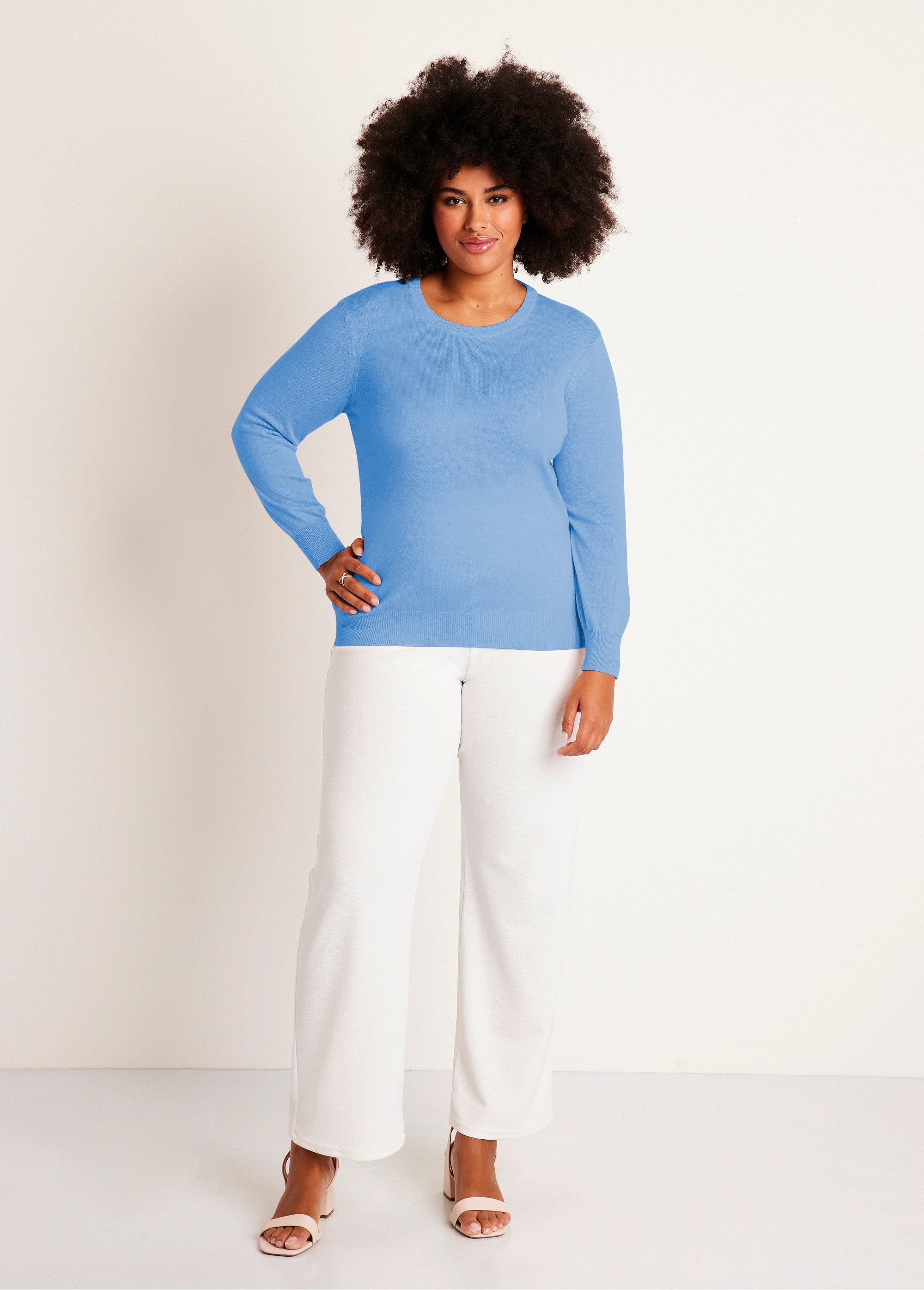 Maglia_a_maniche_lunghe_con_scollo_rotondo_in_lana_merino_Nuvola_blu_SF1_curvy