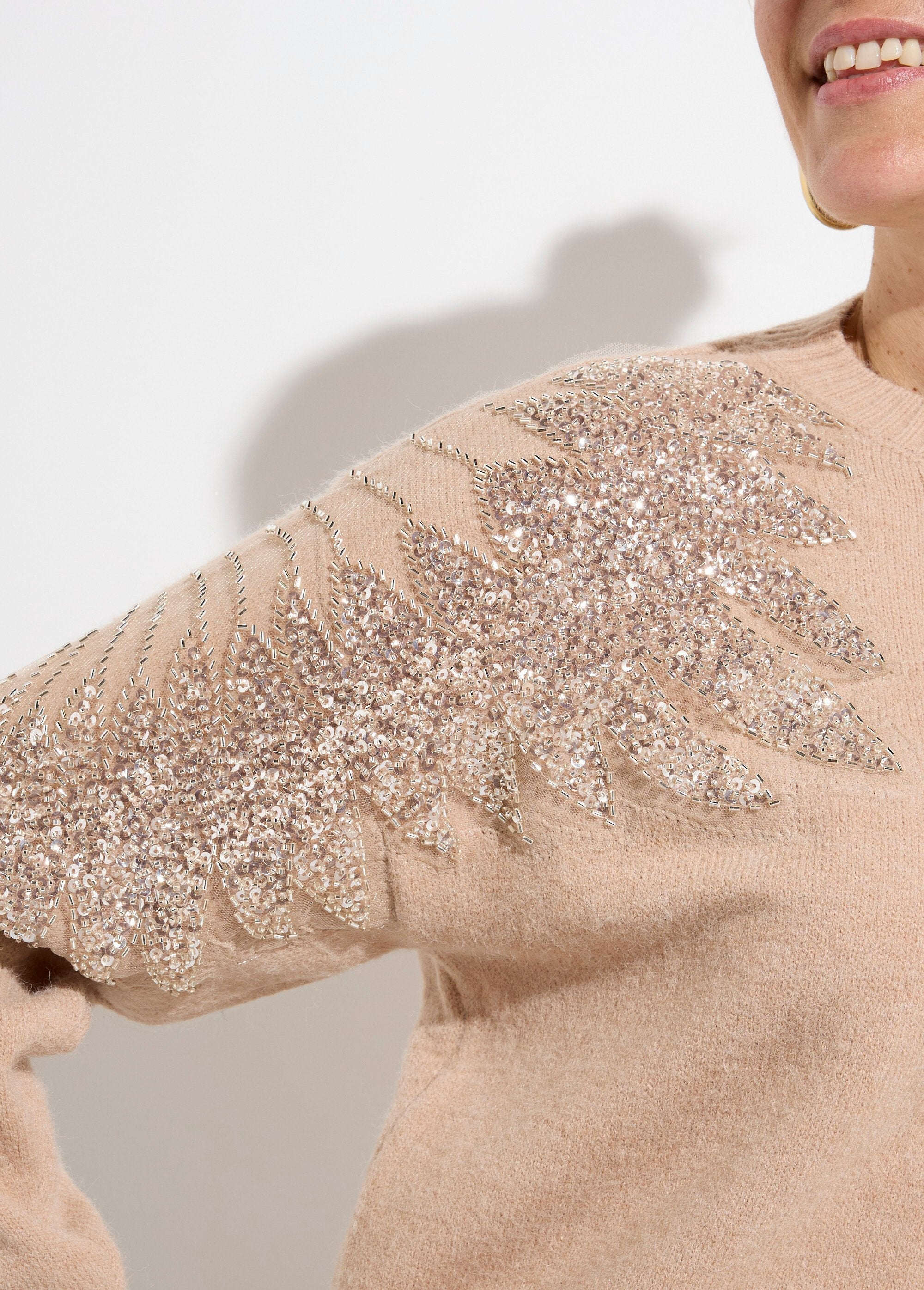 Maglia_a_girocollo_con_perle_e_strass_scintillanti_Beige_DE2_slim