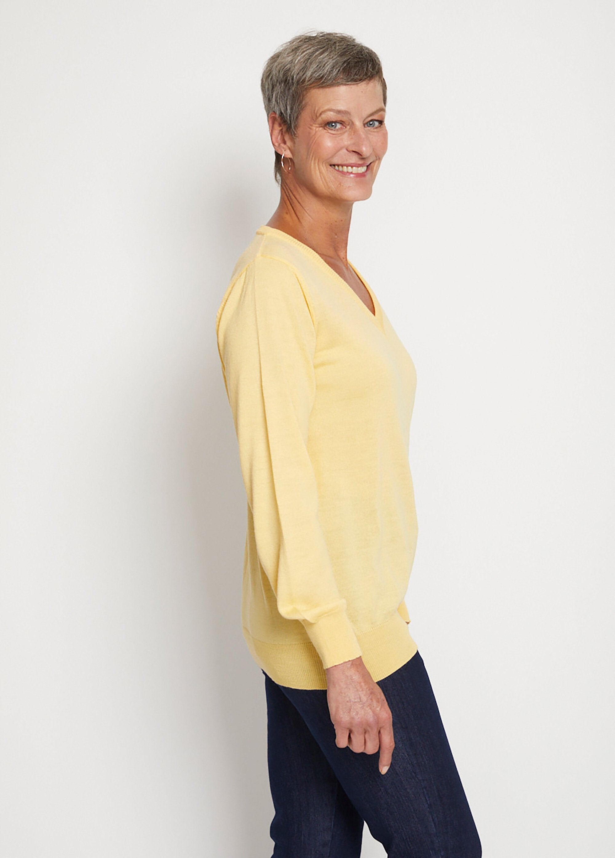 Maglia_corta_con_scollo_a_V_in_lana_merino_Vaniglia_DR1_slim