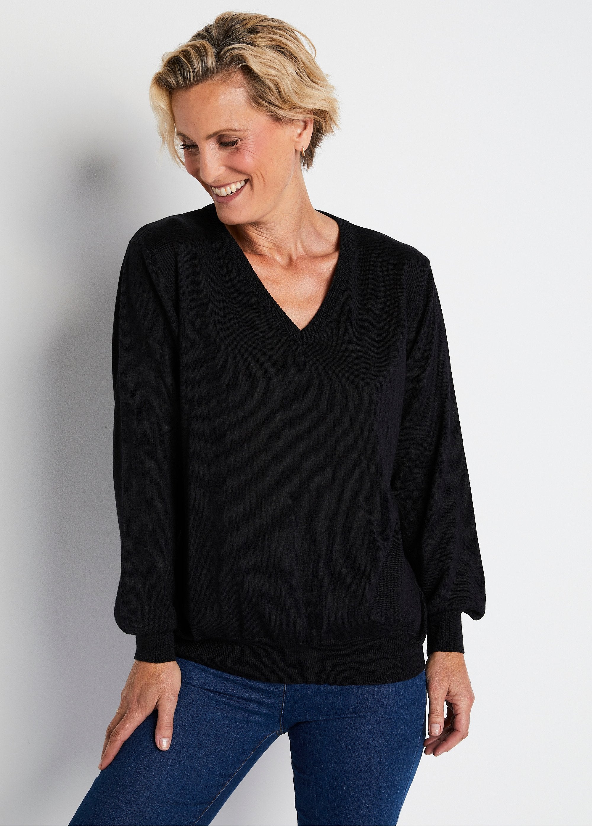 Maglia_corta_con_scollo_a_V_in_lana_merino_Nero_FA1_slim