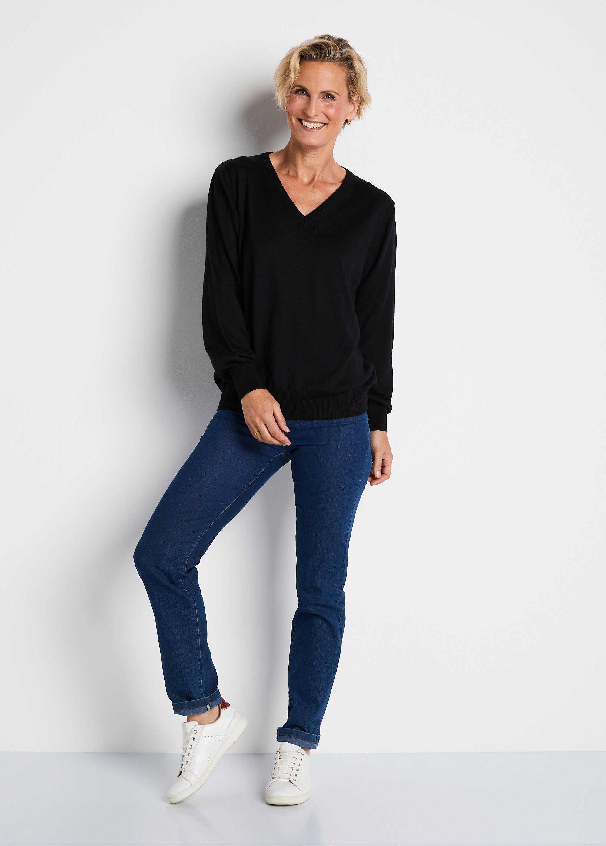 Maglia_corta_con_scollo_a_V_in_lana_merino_Nero_SF1_slim