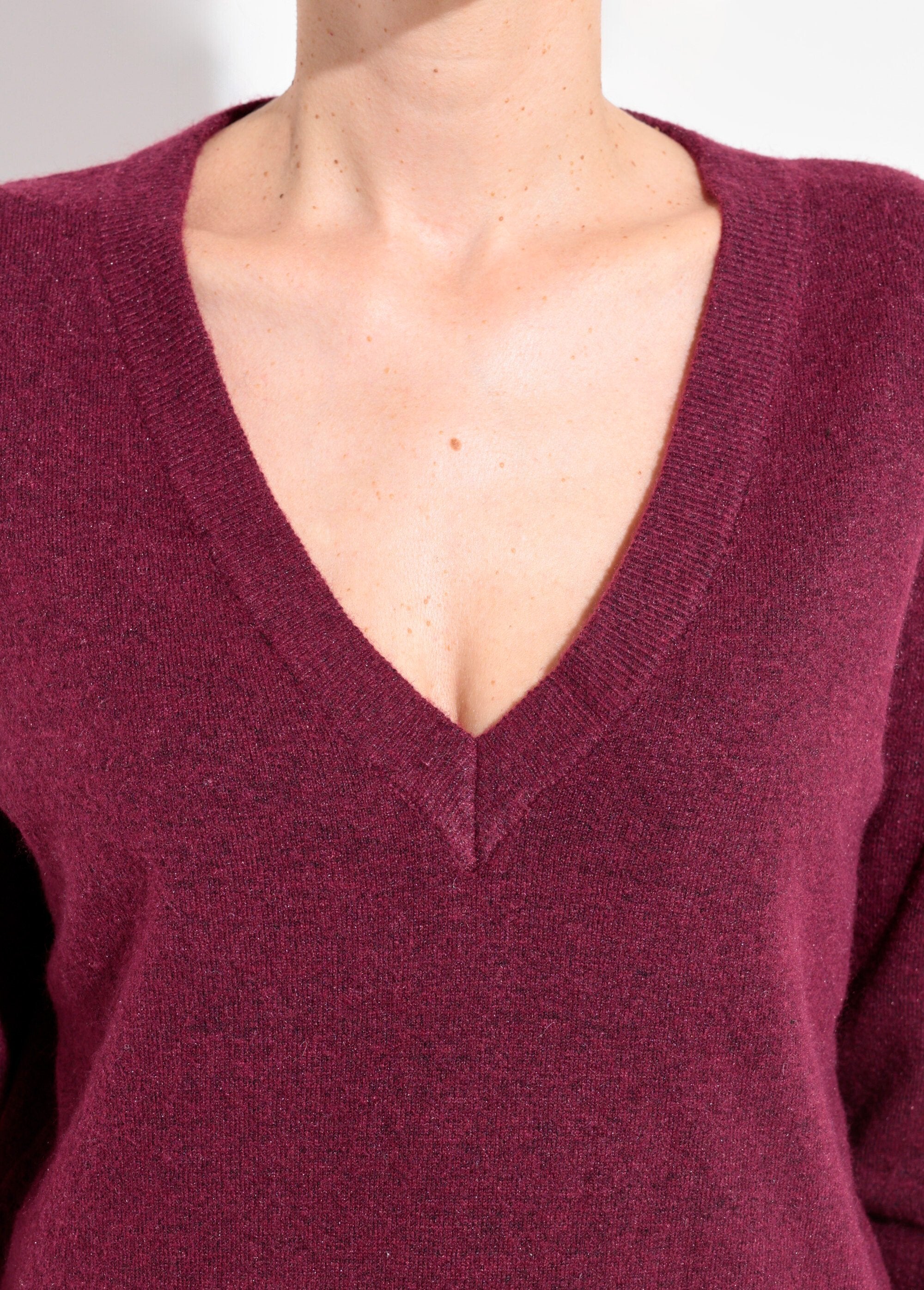 Morbido_e_caldo_maglione_con_scollo_a_V_in_lana_Bordeaux_DE1_slim