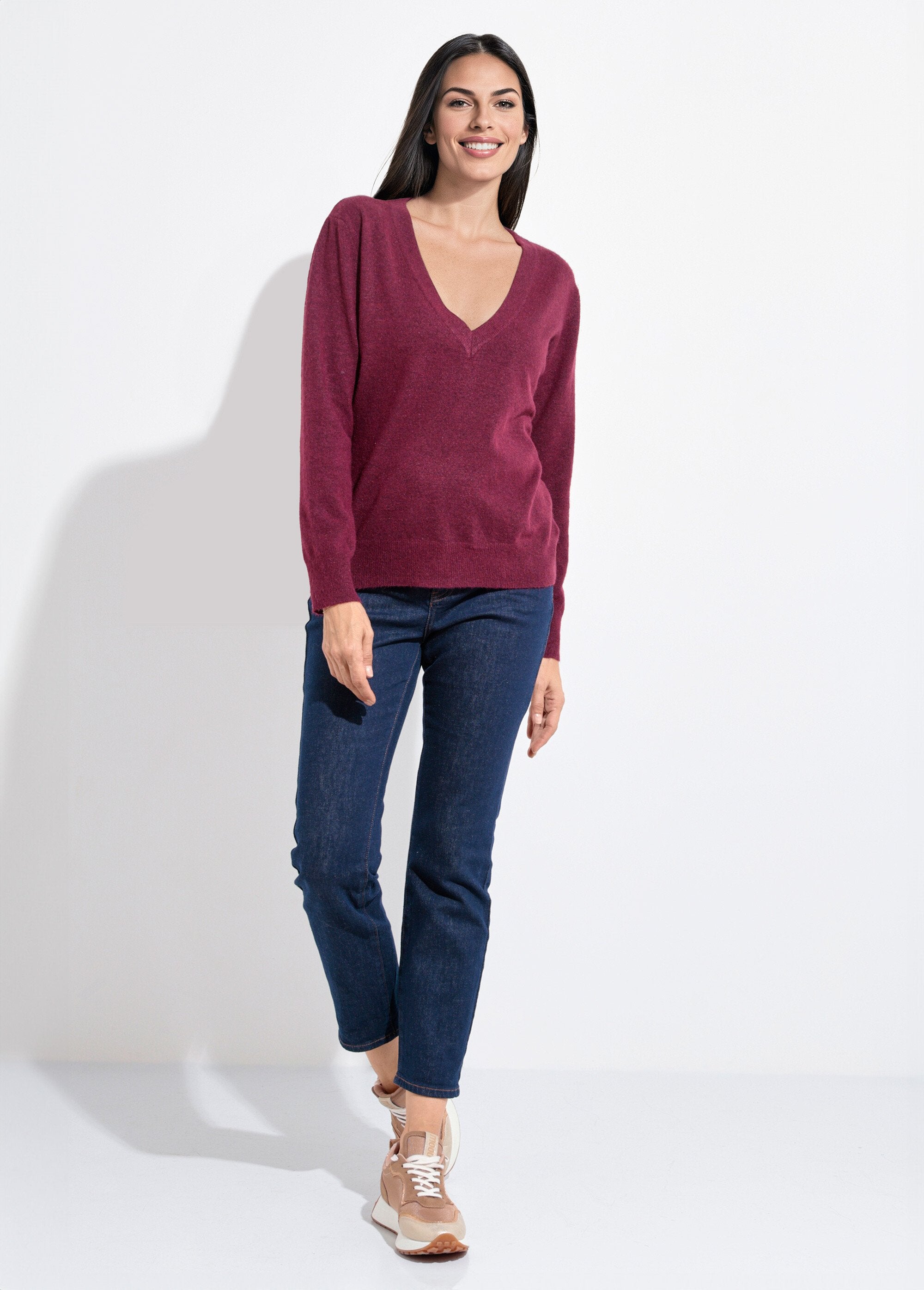 Morbido_e_caldo_maglione_con_scollo_a_V_in_lana_Bordeaux_SF1_slim