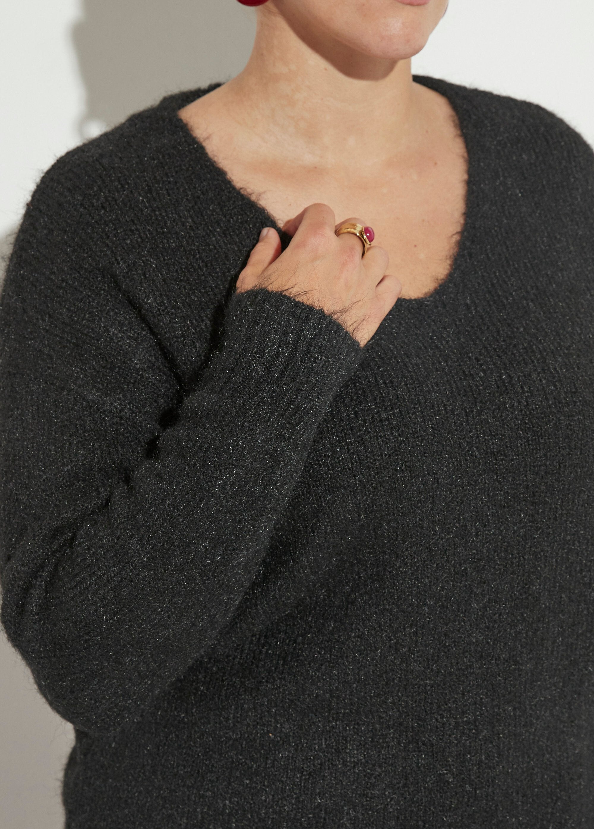 Maglione_sottile_e_caldo_con_scollo_a_V_in_lana_Noir_DE1_curvy