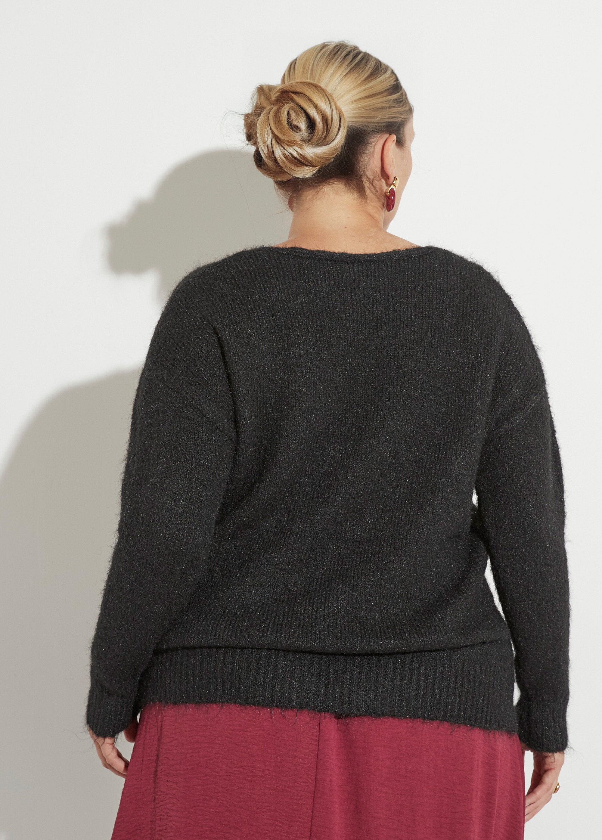 Maglione_sottile_e_caldo_con_scollo_a_V_in_lana_Noir_DO1_curvy