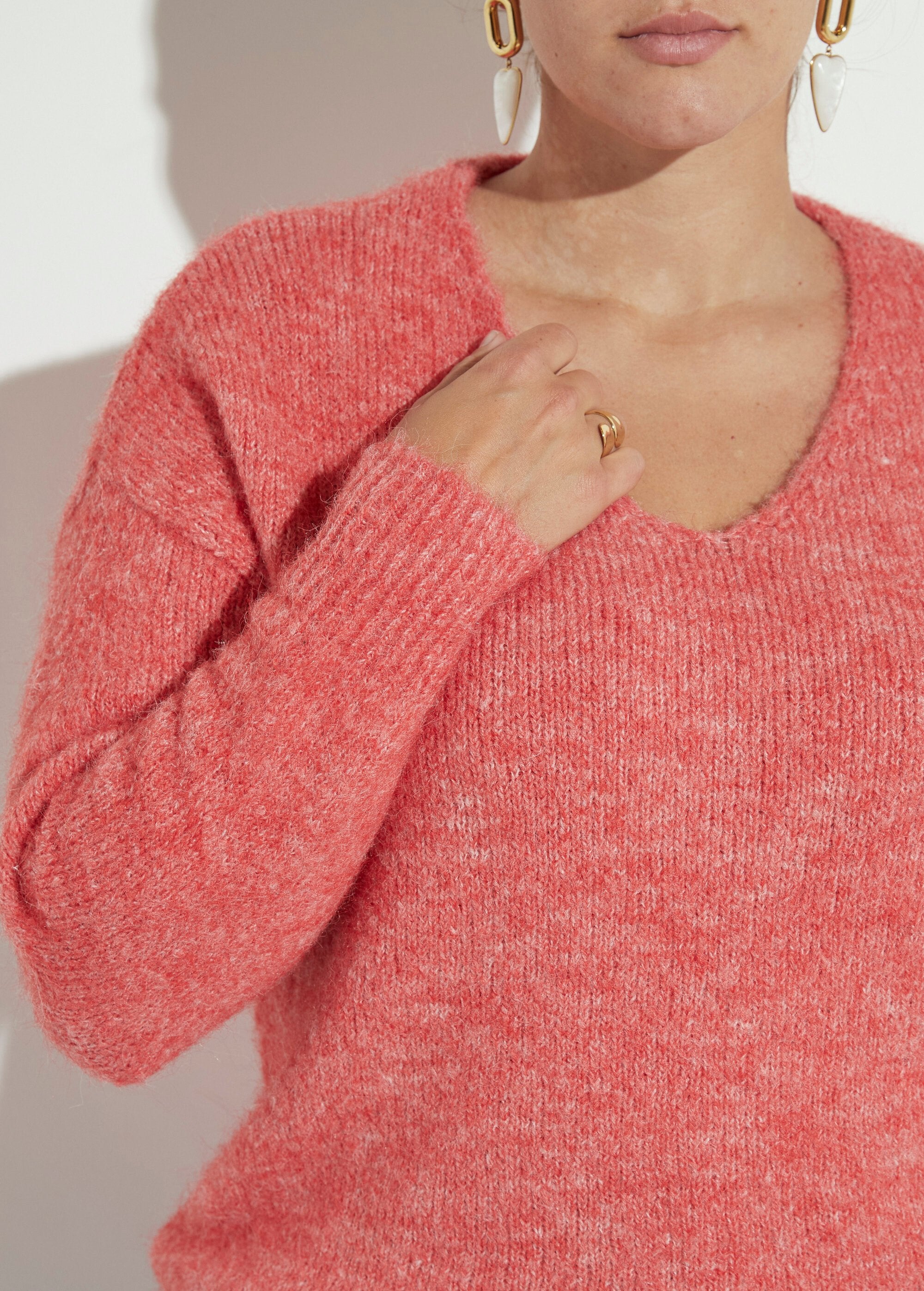 Maglione_sottile_e_caldo_con_scollo_a_V_in_lana_Corail_DE1_curvy