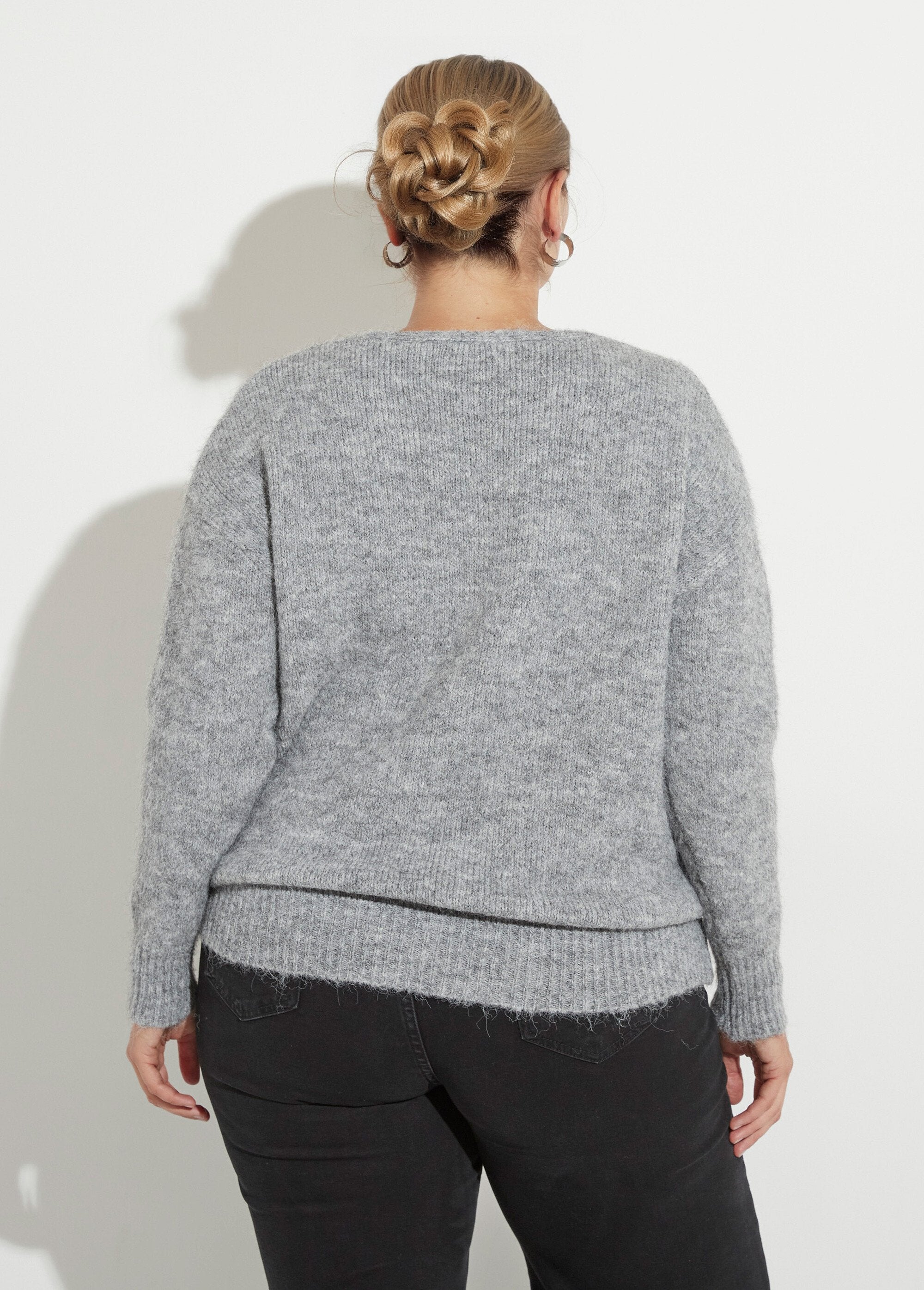 Maglione_sottile_e_caldo_con_scollo_a_V_in_lana_Gris_DO1_curvy