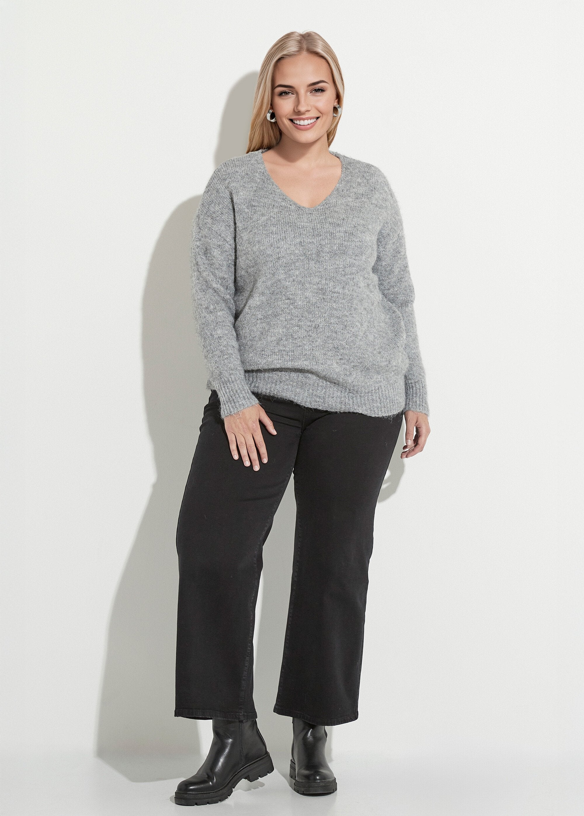 Maglione_sottile_e_caldo_con_scollo_a_V_in_lana_Gris_SF1_curvy