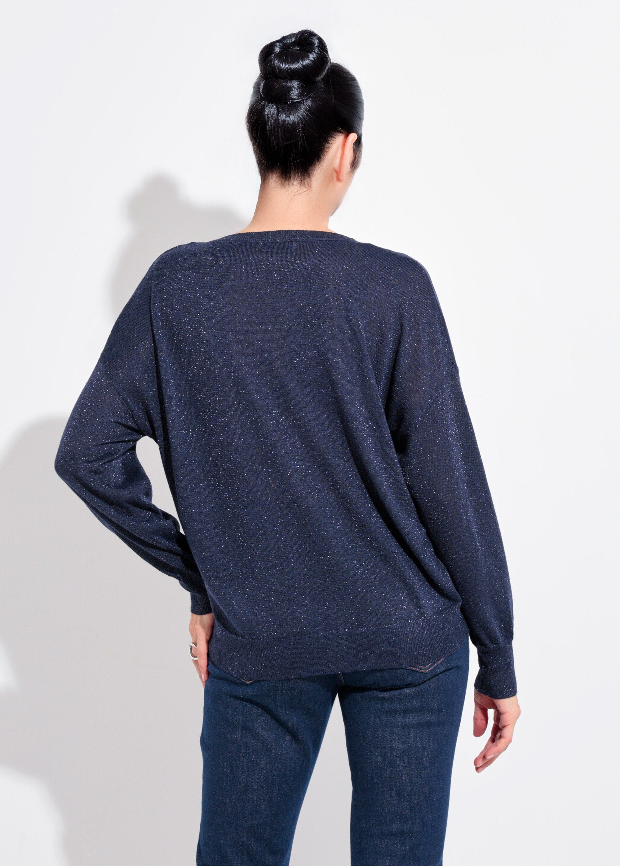 Maglione_con_scollo_a_V_in_maglia_finemente_metallizzata_Marine_DO1_slim