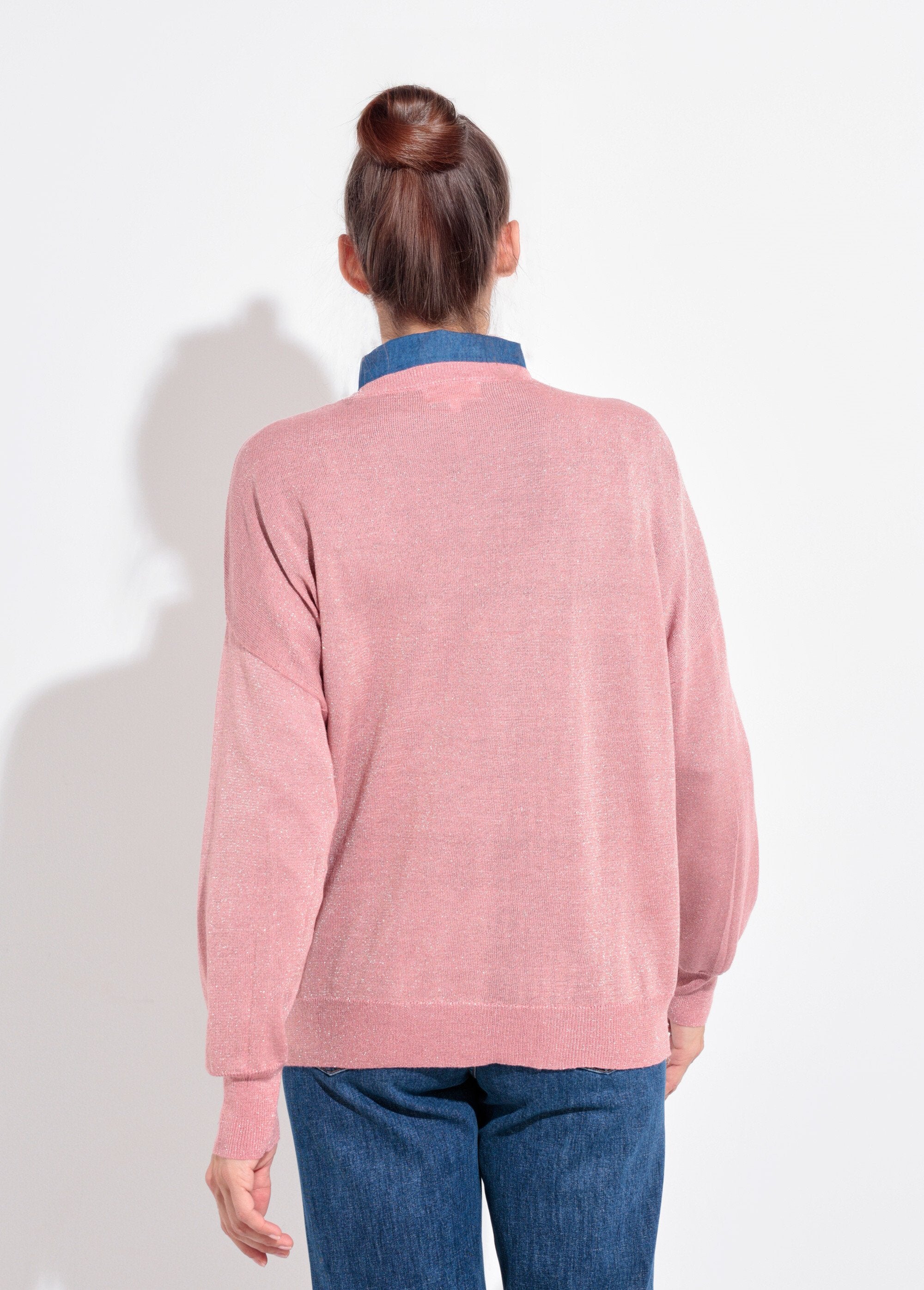 Maglione_con_scollo_a_V_in_maglia_finemente_metallizzata_Vieux_rose_DO1_slim
