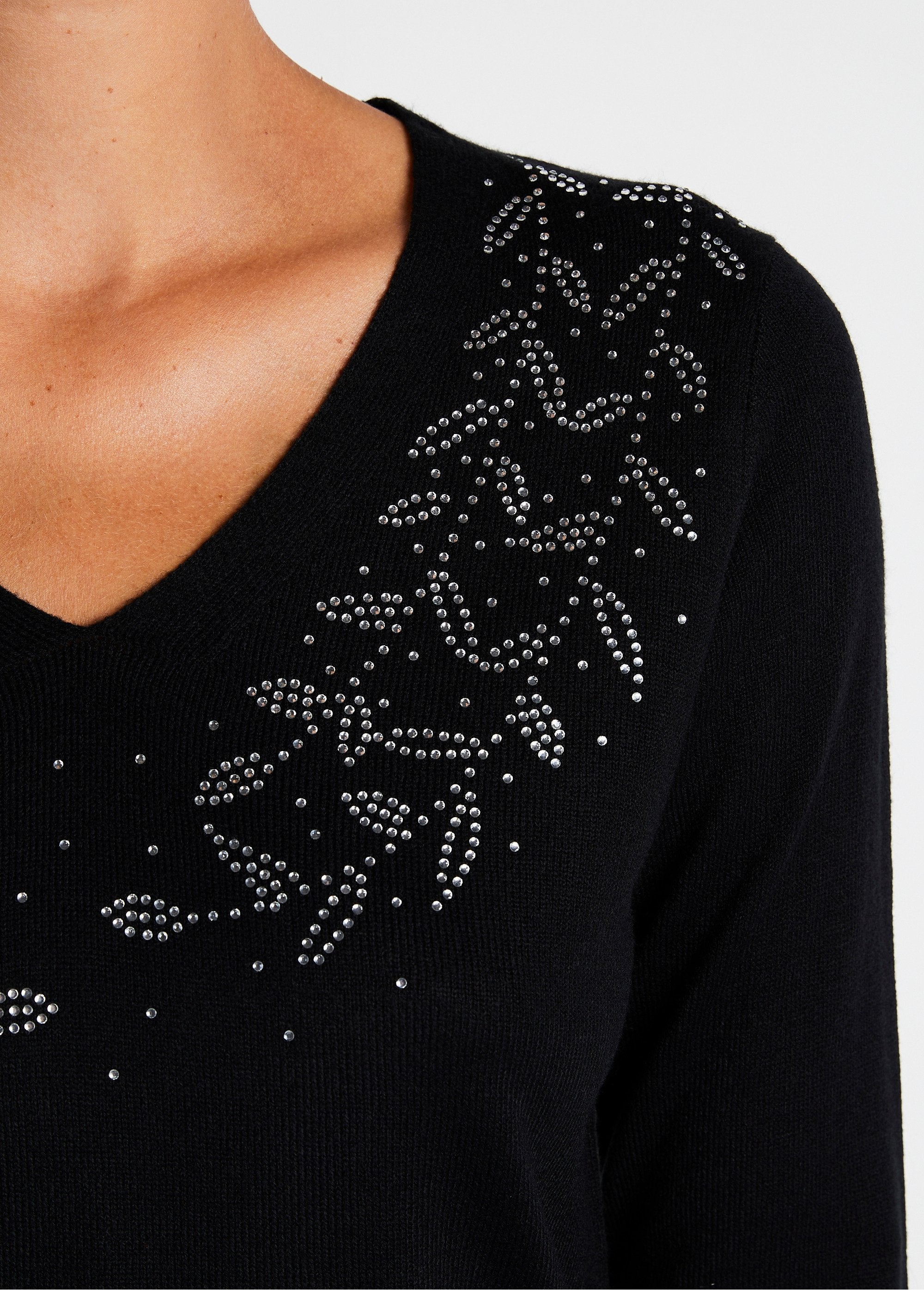 Maglia_a_maniche_lunghe_con_scollo_a_V_in_strass_Nero_DE2_slim