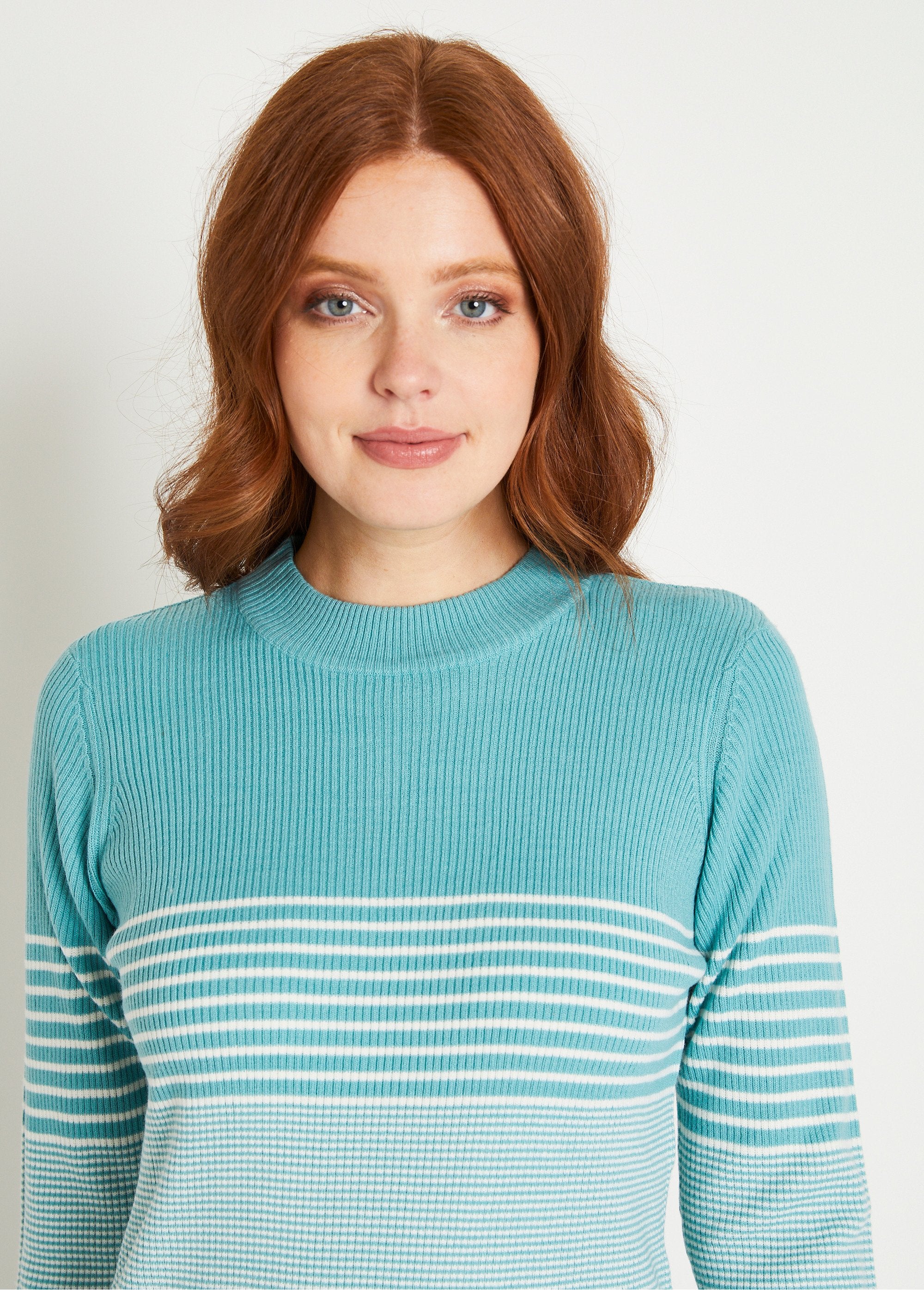 Pull_court_col_montant_maille_côtelée_Aqua_et_ecru_DE1_slim