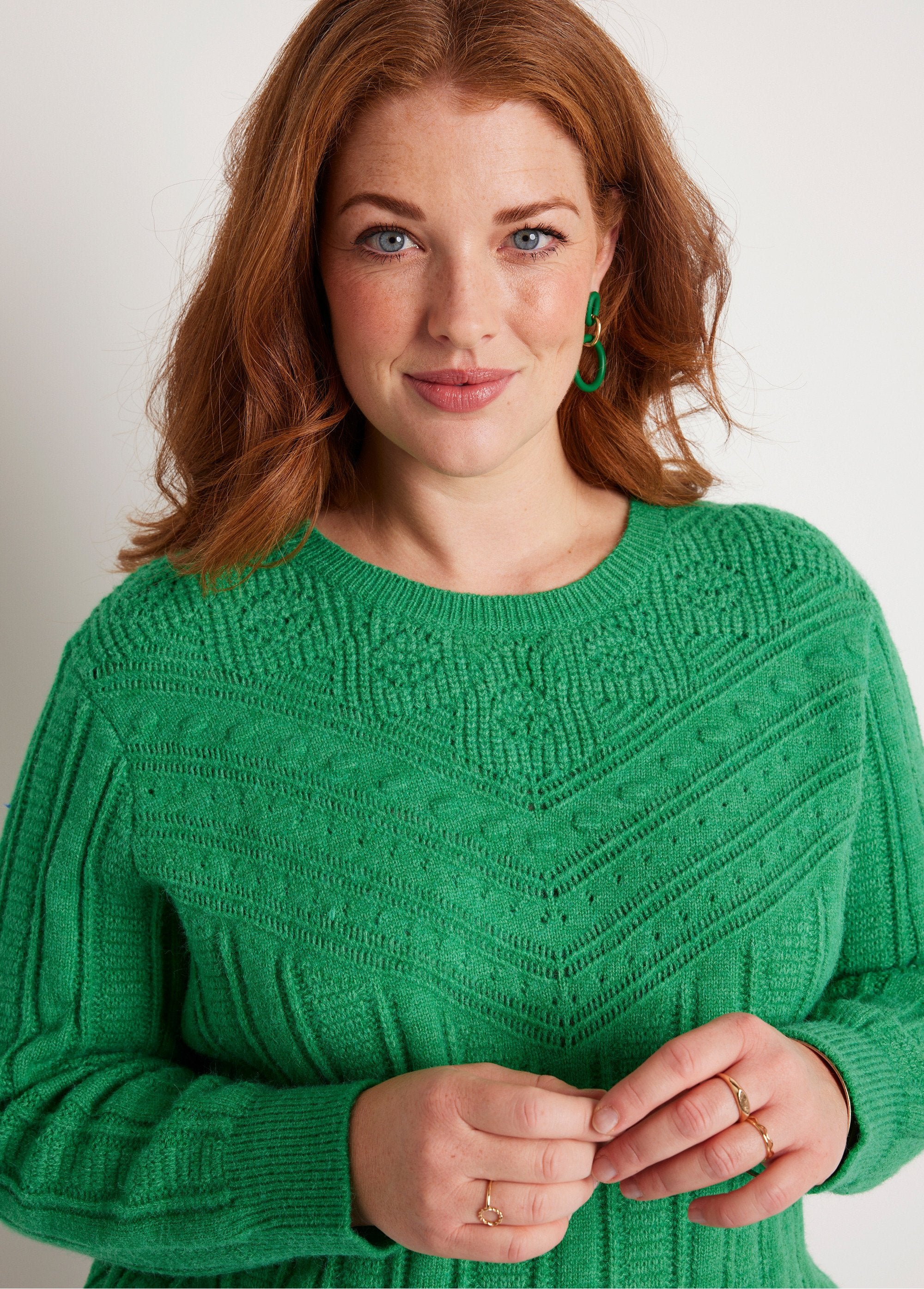 Morbido_maglione_traforato_con_scollo_rotondo_VERDE_DE1_curvy