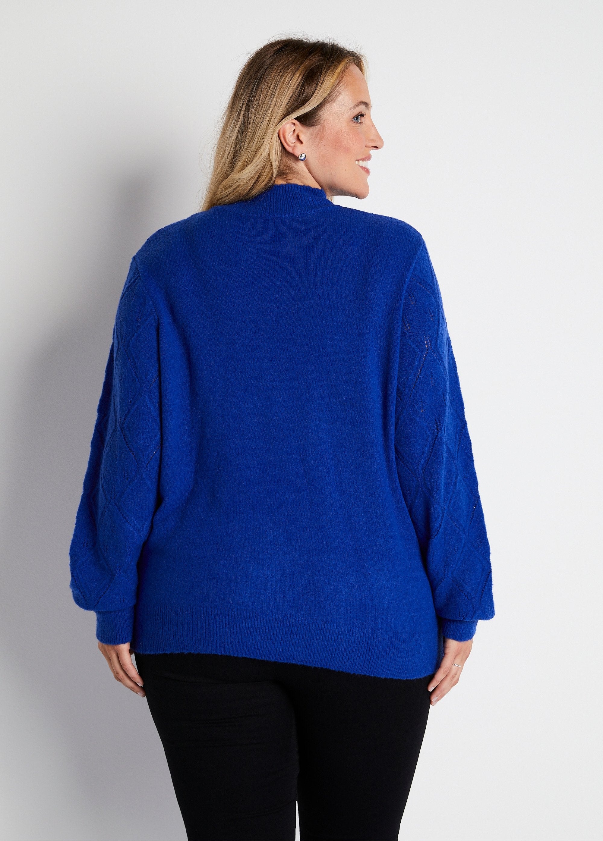 Morbido_maglione_traforato_con_perline_e_collo_alto_BLU_DO1_curvy