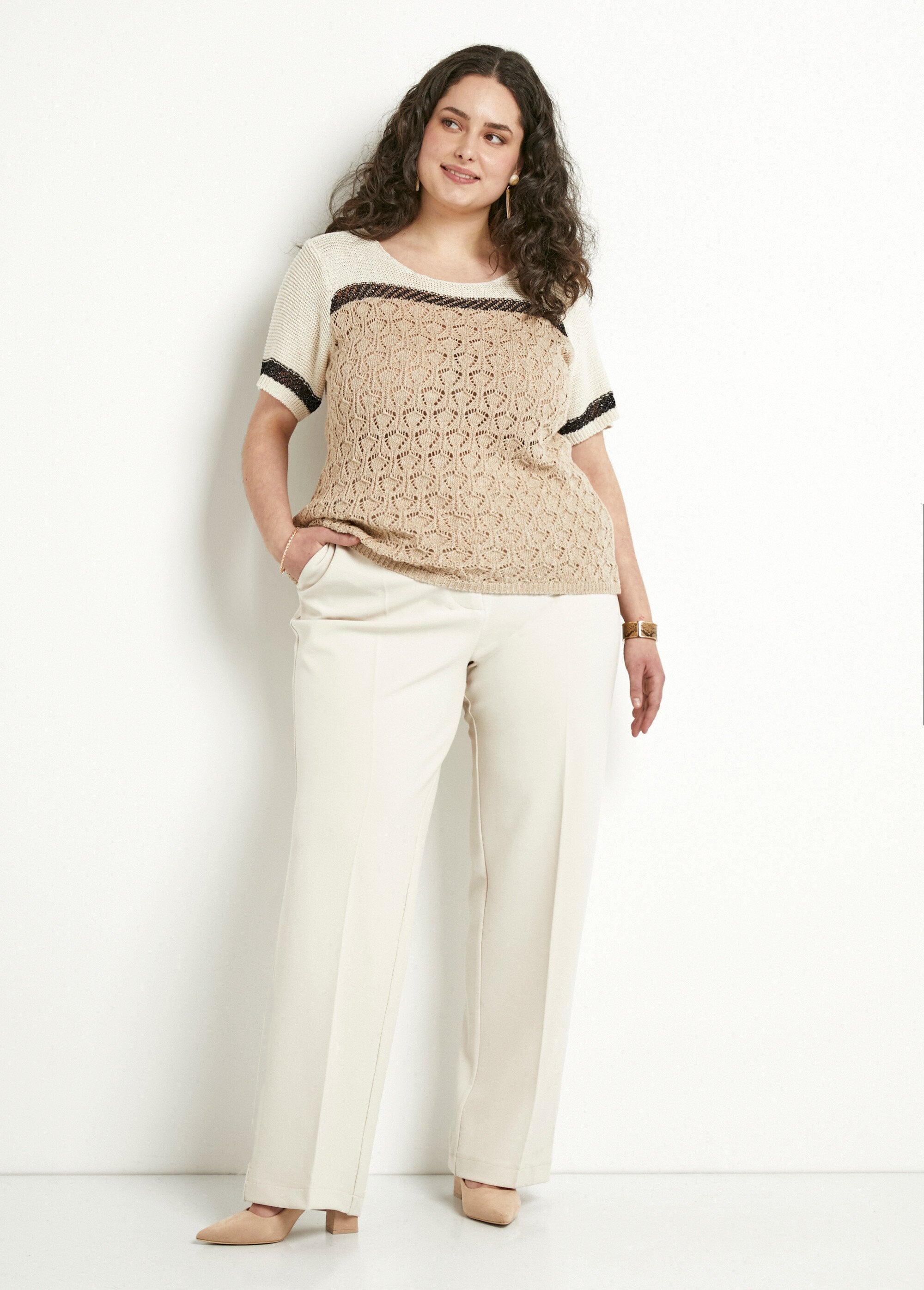 Maglia_morbida_e_lucida,_maniche_corte,_collo_rotondo_Beige_et_noir_SF1_curvy