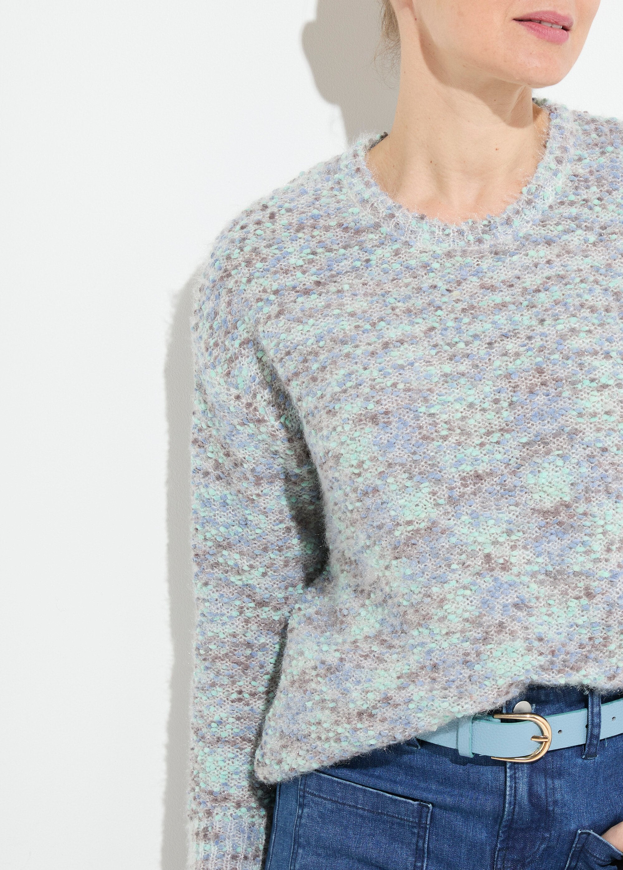 Morbido_maglione_a_girocollo_in_maglia_a_palline_multicolore_Chine_bleu_DE1_slim
