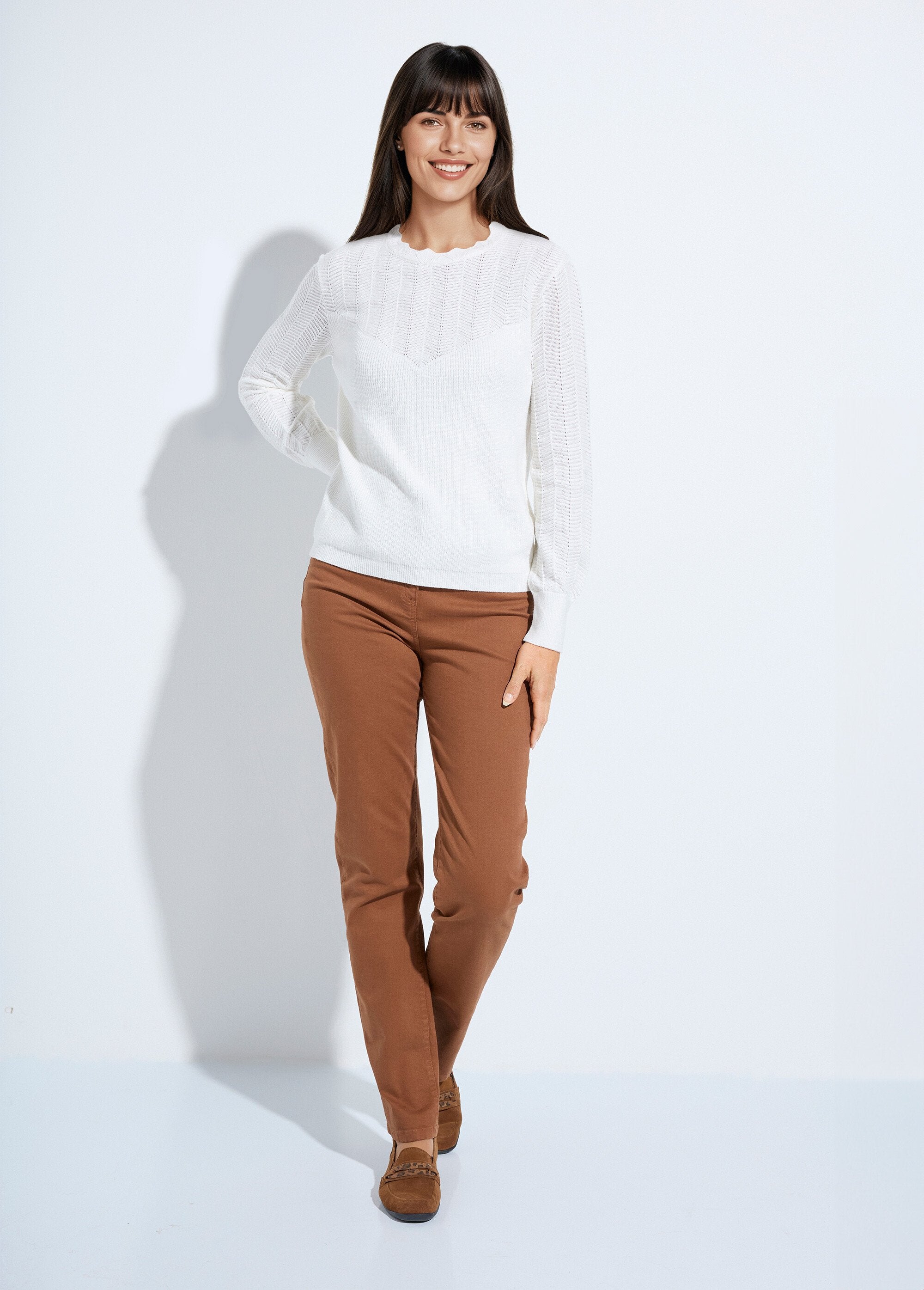 Morbido_maglione_a_maniche_lunghe_con_scollo_rotondo_Ecru_SF1_slim