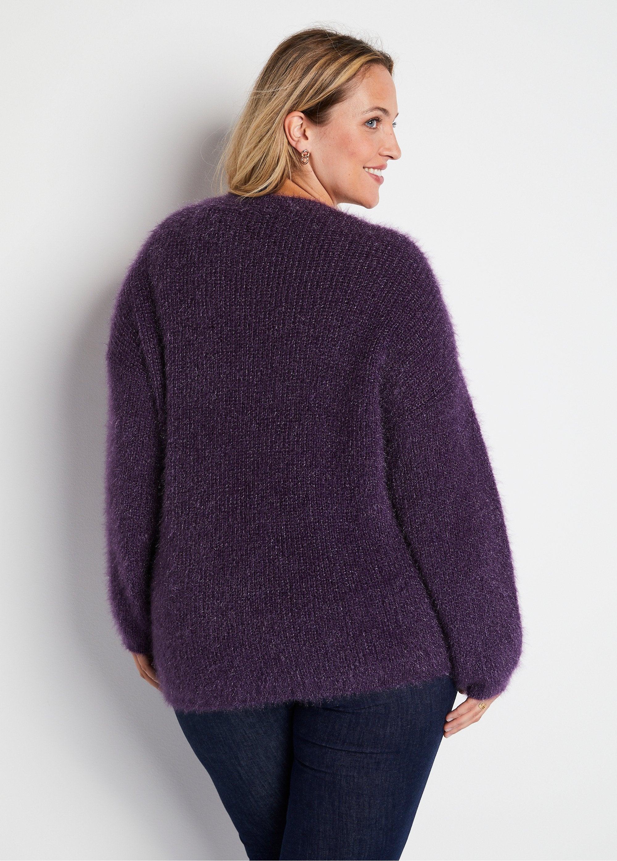 Maglia_morbida_a_blocchi_di_colore_Ribes_nero_ed_ecru_DO1_curvy