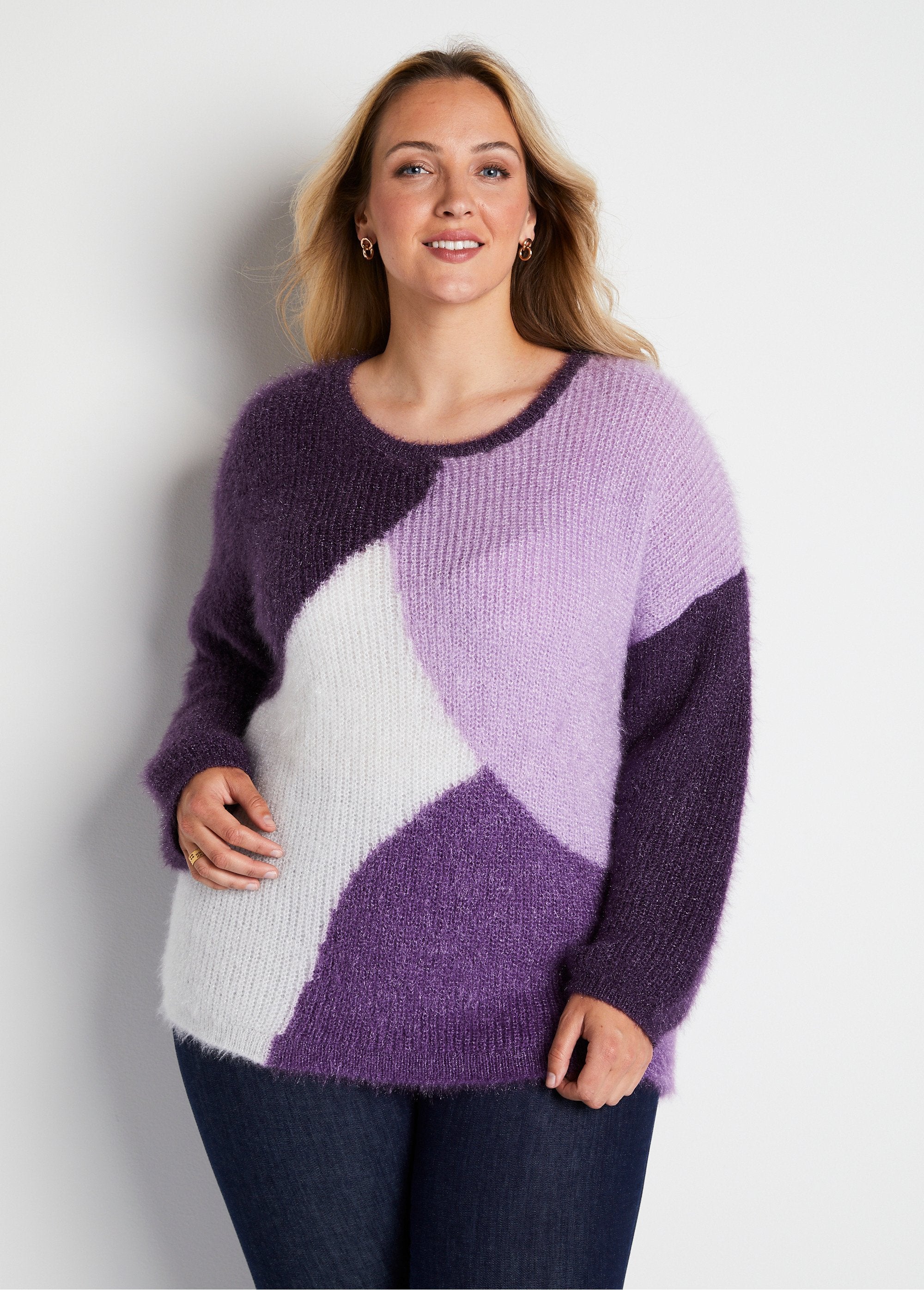 Maglia_morbida_a_blocchi_di_colore_Ribes_nero_ed_ecru_FA1_curvy