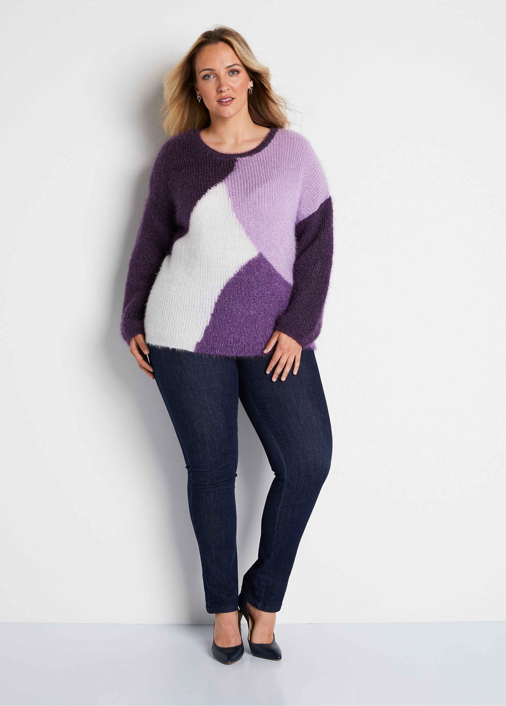 Maglia_morbida_a_blocchi_di_colore_Ribes_nero_ed_ecru_SF1_curvy