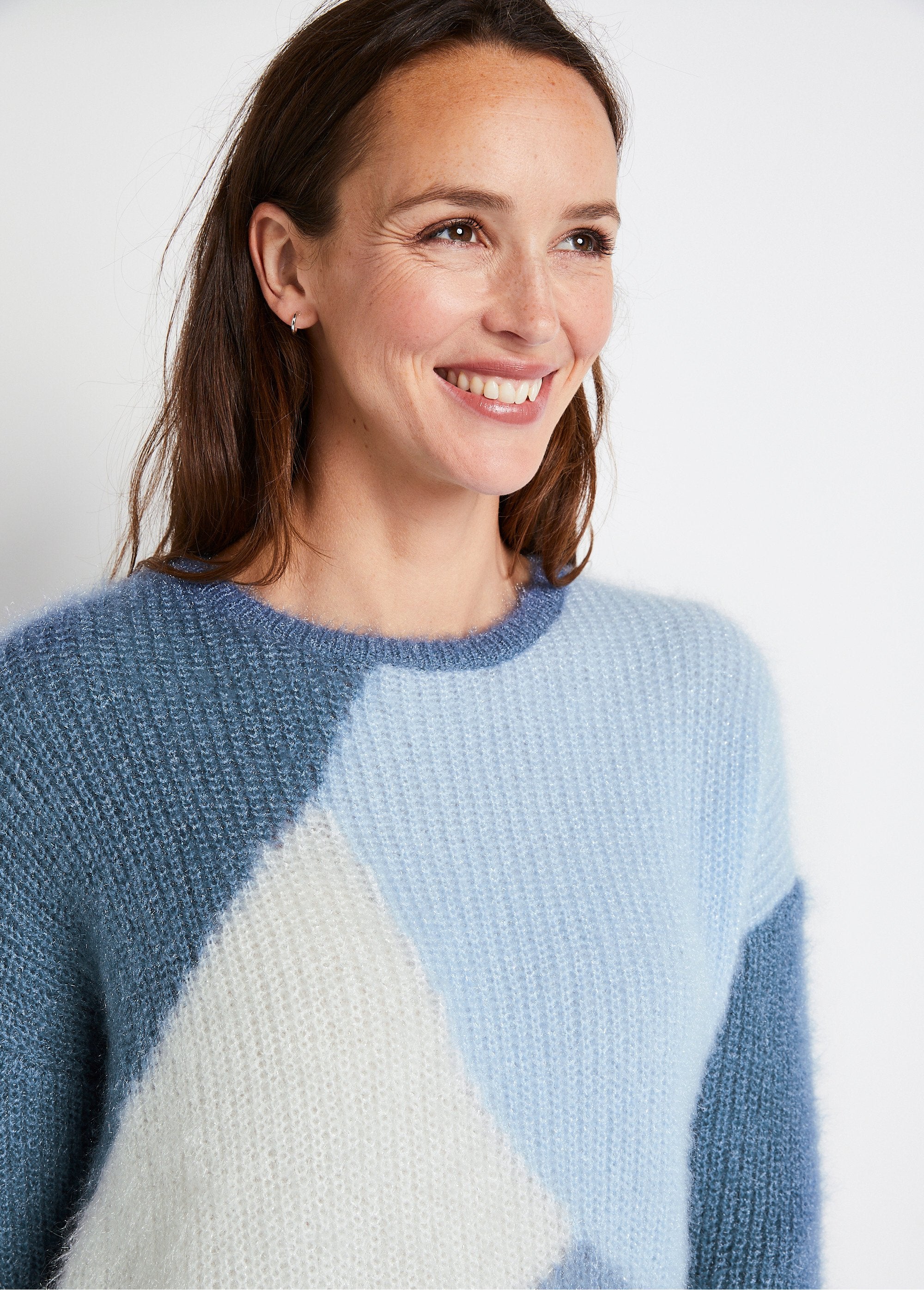 Maglia_morbida_a_blocchi_di_colore_Blu_ed_ecru_DE1_slim