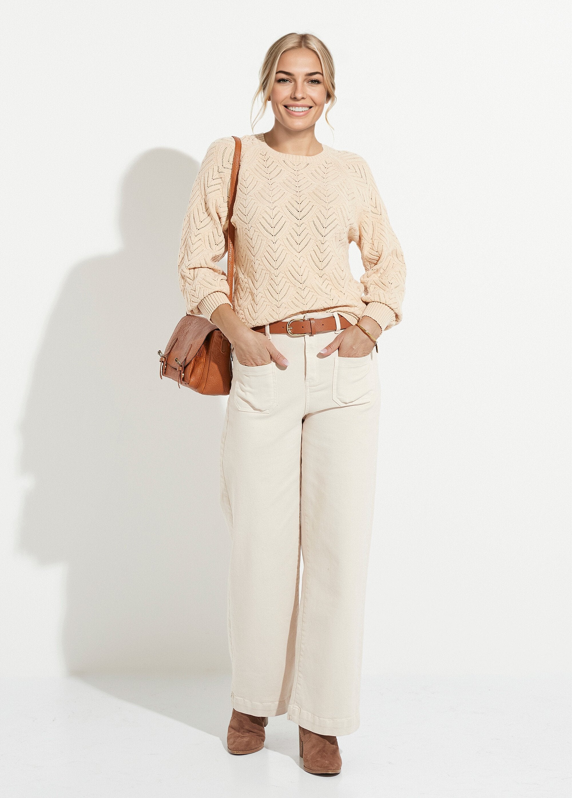Morbido_maglione_corto_tinta_unita_con_scollo_rotondo_Beige_SF1_slim