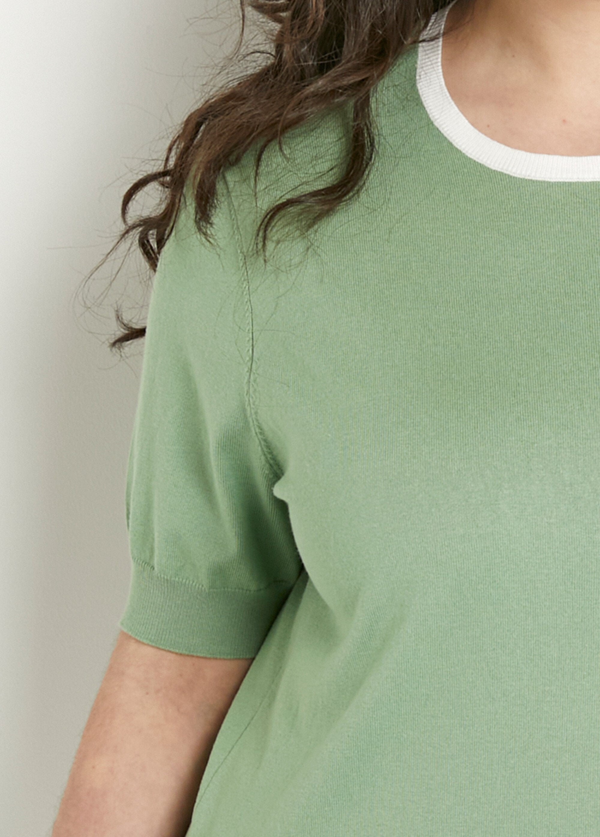 Morbido_pullover_a_maniche_corte_con_scollo_rotondo_Vert_d_eau_DE1_curvy