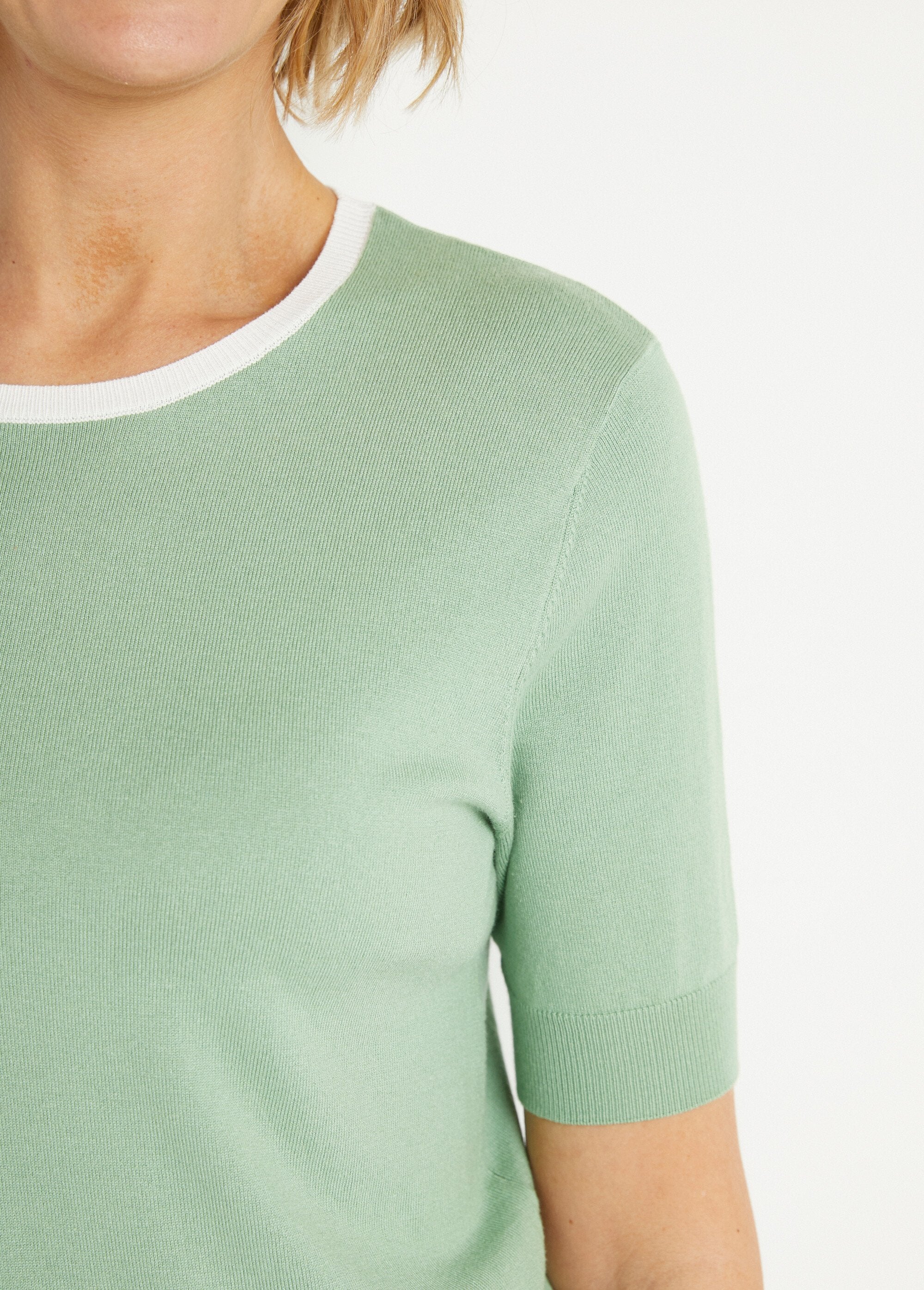 Morbido_pullover_a_maniche_corte_con_scollo_rotondo_Vert_d_eau_DE2_slim