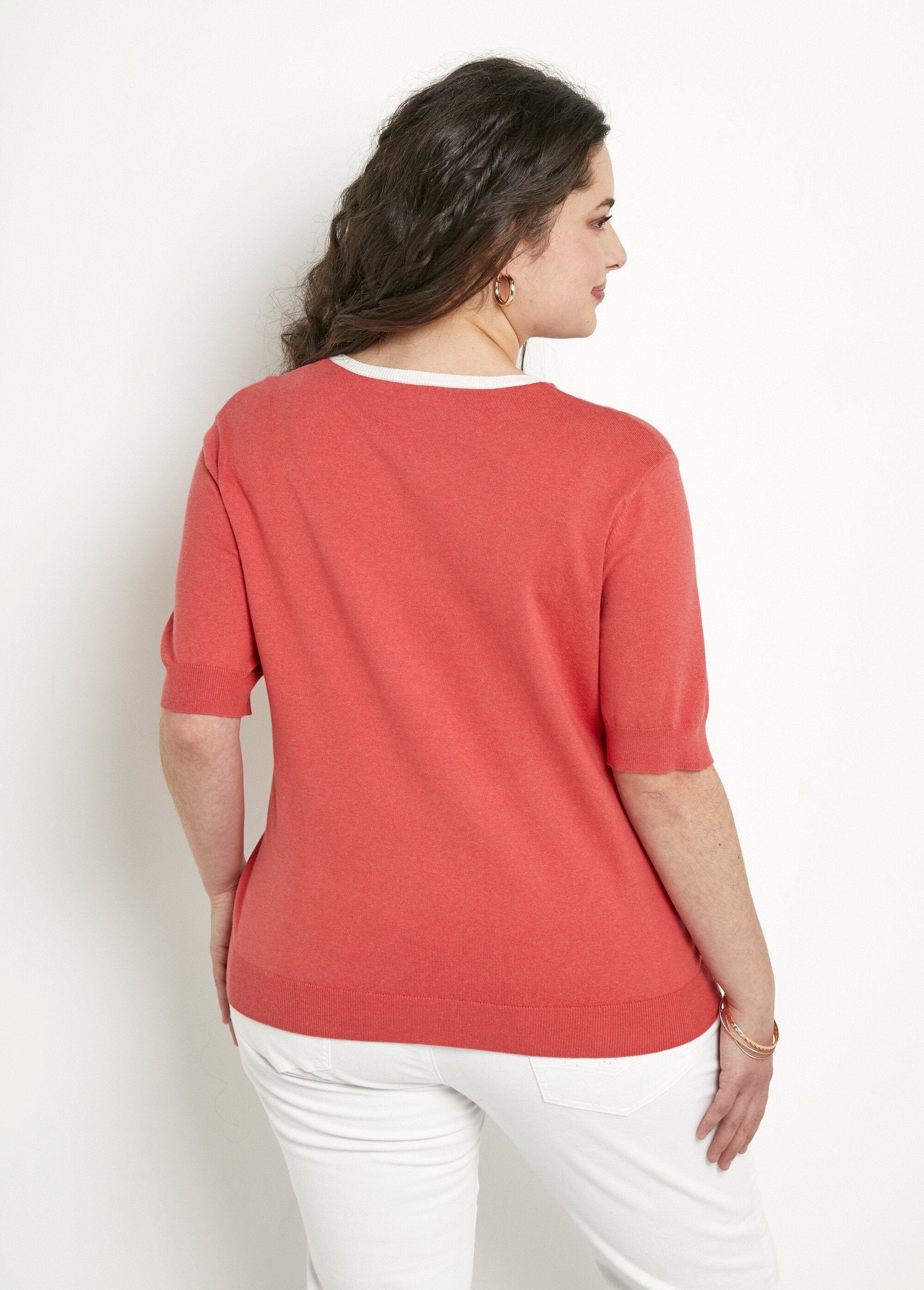 Morbido_pullover_a_maniche_corte_con_scollo_rotondo_Coquelicot_DO1_curvy