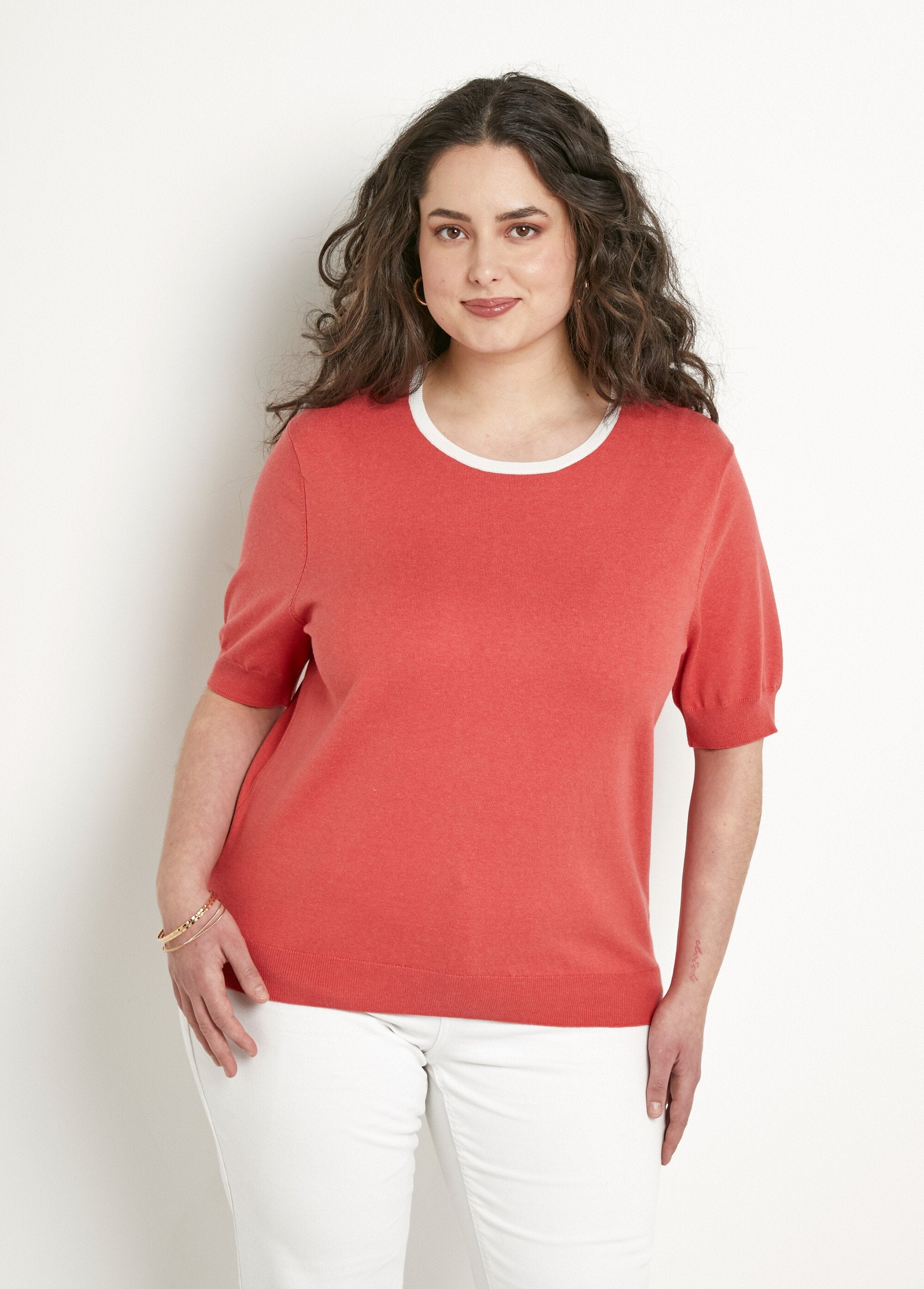 Morbido_pullover_a_maniche_corte_con_scollo_rotondo_Coquelicot_FA1_curvy