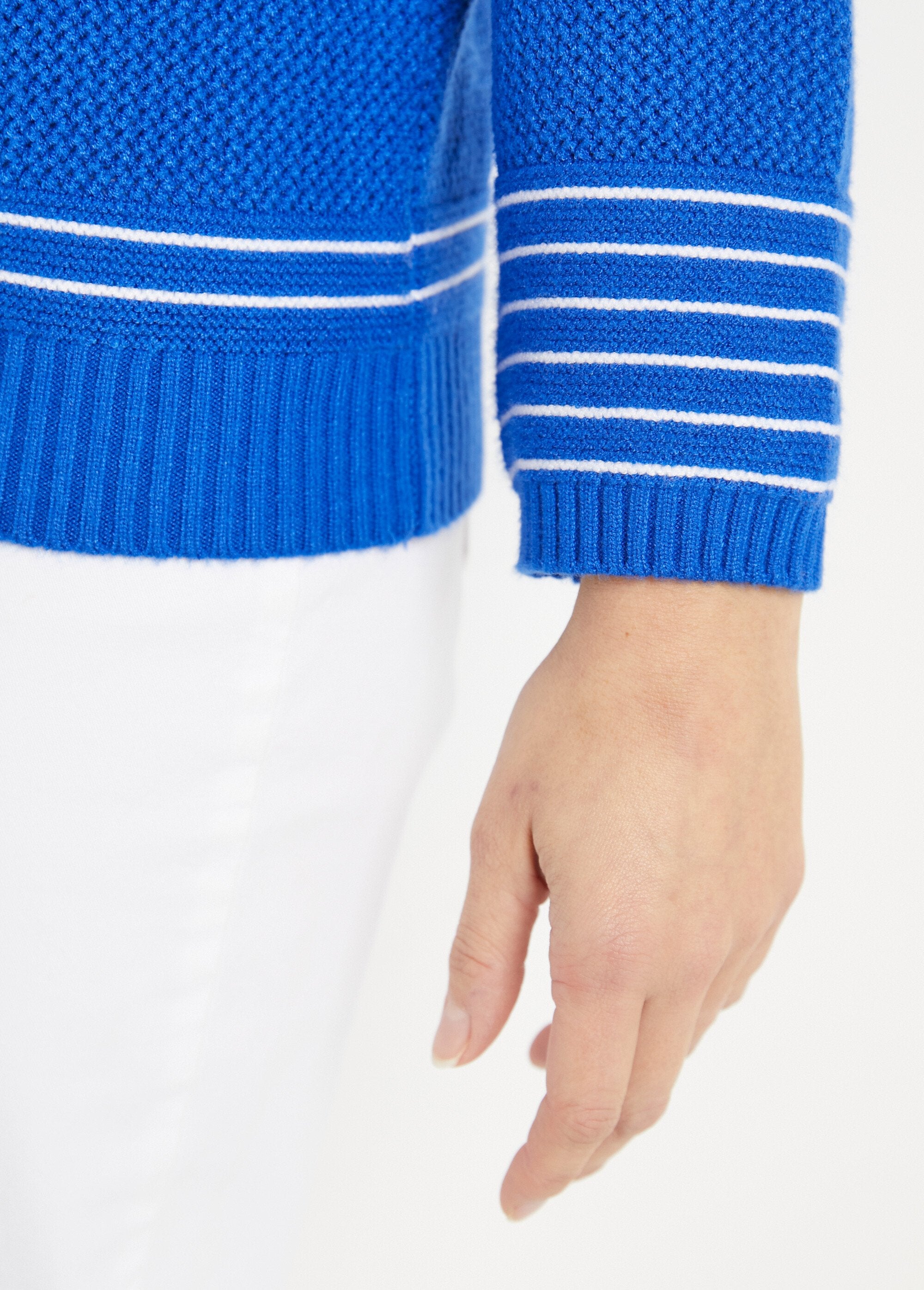 Morbido_maglione_a_righe_con_scollo_rotondo_in_stile_marinaro_Bleu_dur_et_blanc_DE2_slim