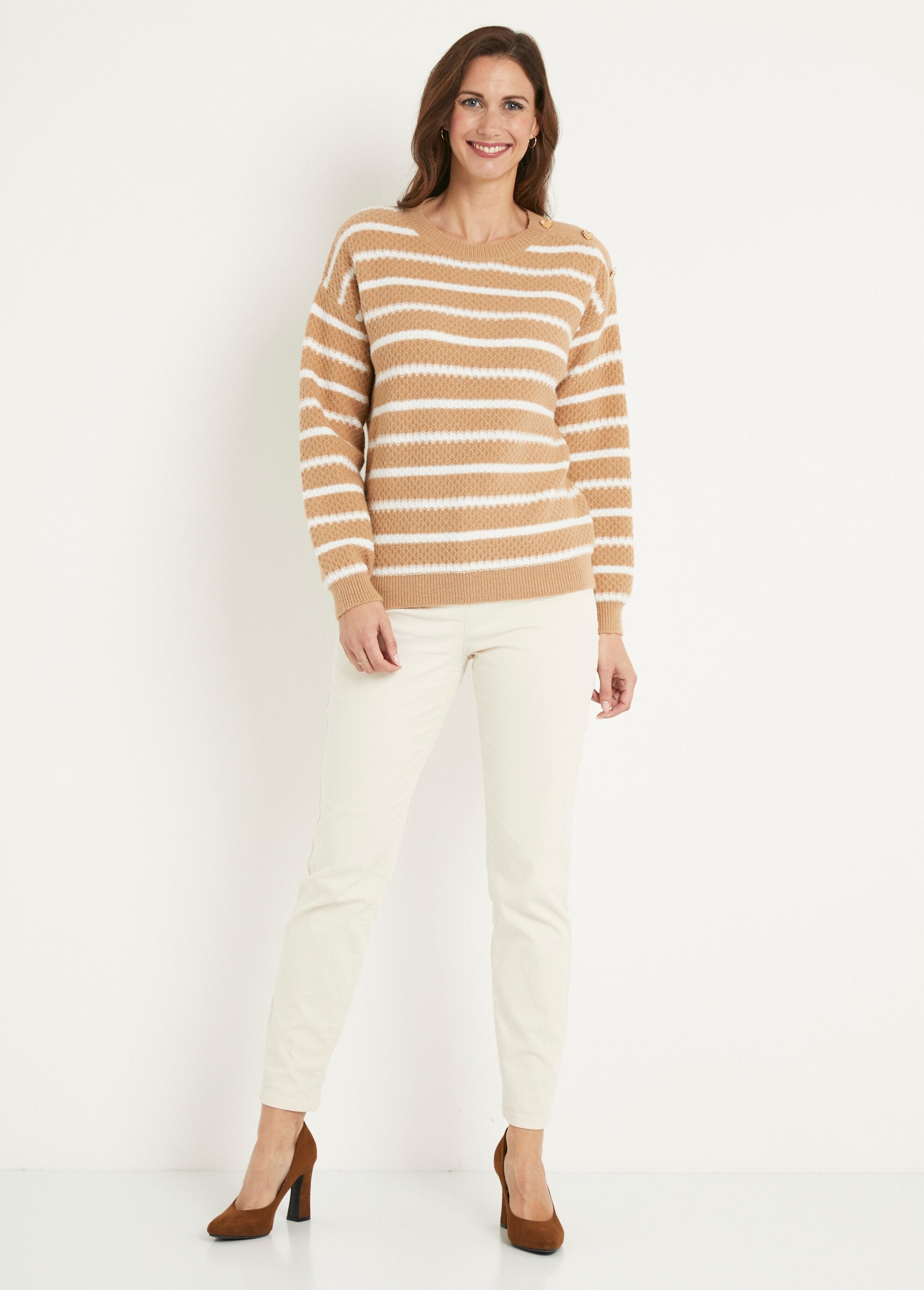 Morbido_maglione_a_righe_con_scollo_rotondo_in_maglia_fantasia_Camel_et_ecru_SF1_slim