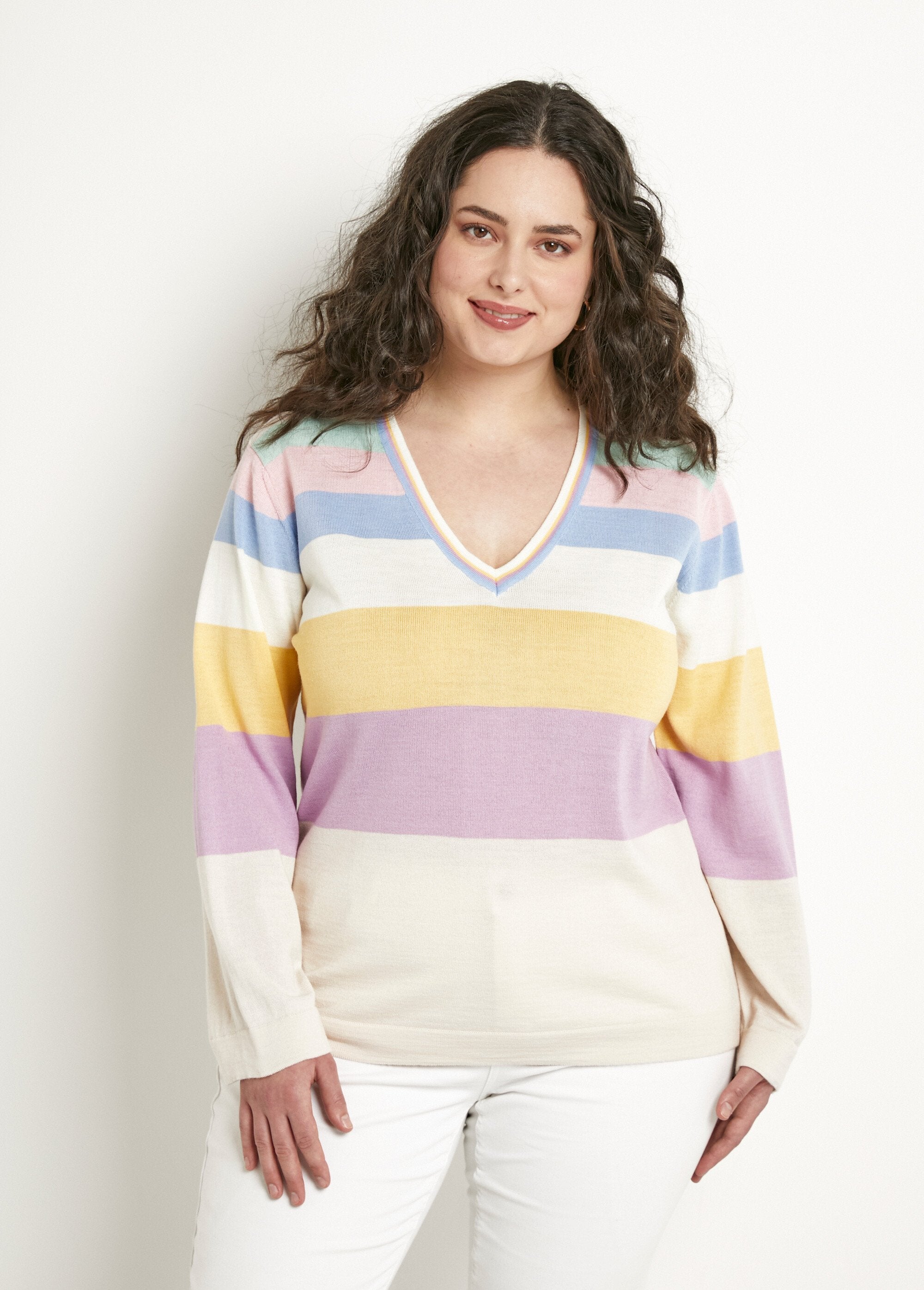 Morbido_maglione_a_righe_con_scollo_a_V_in_lana_merino_Multicolore_FA1_curvy